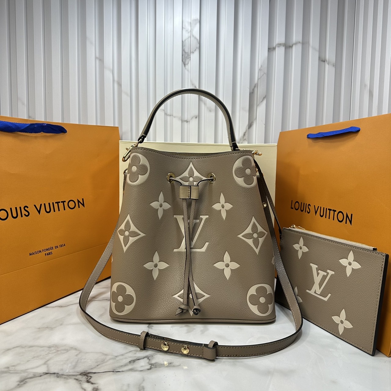 LV NeoNoe Bucket Bag / LV NéoNoé MM Bicolor Monogram Empreinte Leather กระเป๋าสะพายทรงบัคเก็ตใบใหญ่ โดดเด่นและเป็นเอกลักษณ์ด้วยการตกแต่งลายพิมพ์