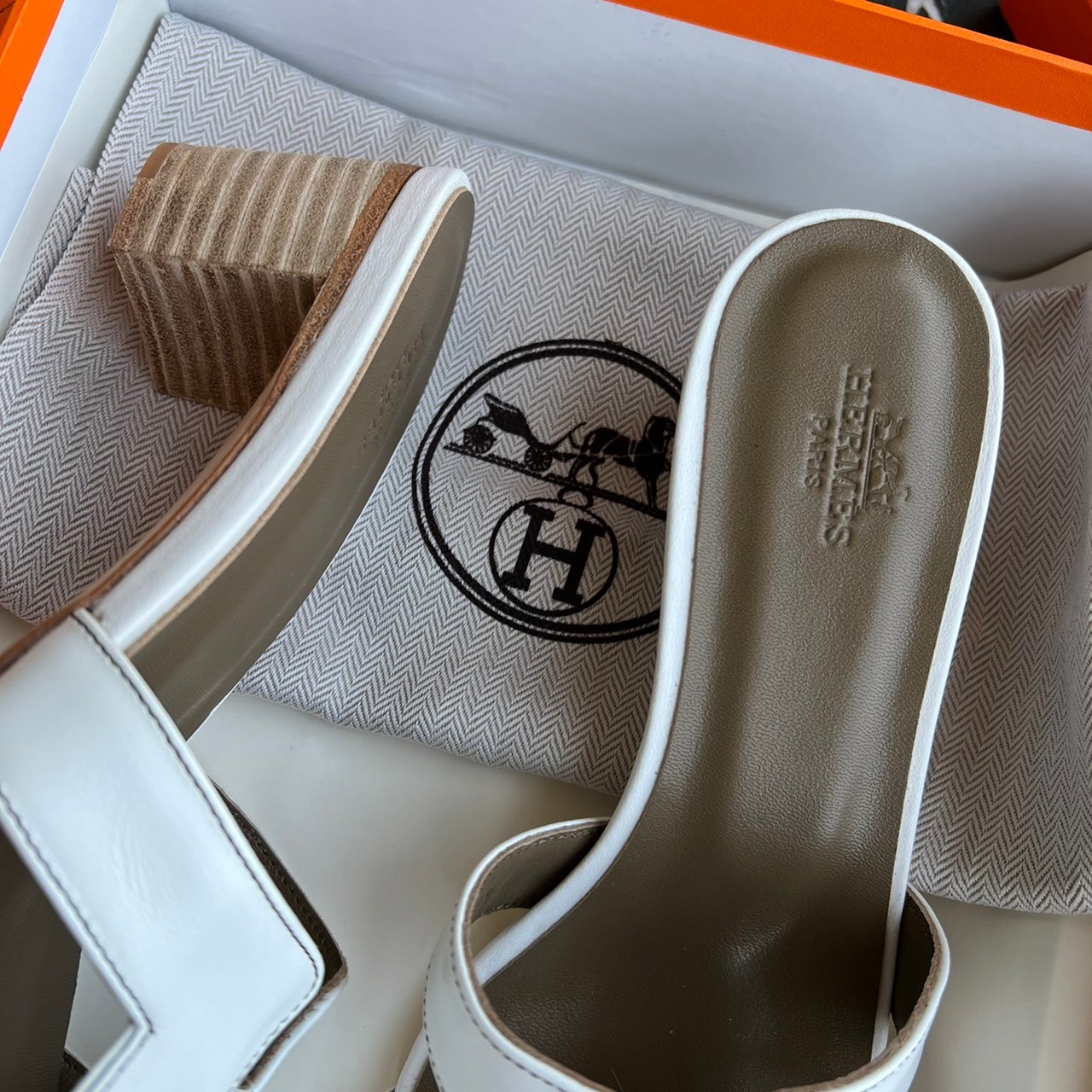 หนังแท้ Hermes sandal leather รองเท้างานสั่งตัตใช้สลับแท้ เกรดออริจินอล ตรงพื้นรองเท้าทำจากไม้รองด้วยหนังแท้ 100%