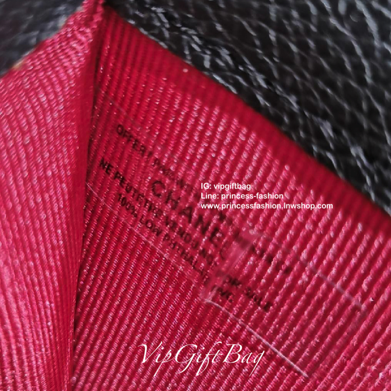 CHANEL SHORT WALLET VIP Gift With Purchase พรีเมี่ยมกิ้ฟ Chanel ไอเท็มนี้แนะนำค่ะ ลูกค้าสั่งพรีออเดอร์กันเยอะมาก วัสดุหนังด้านขึ้นลายตารางคลาสสิค ไม่มีเอ้าท์ เปิดปิดด้วยฝาปิด ด้านหน้าประดับโลโก้แบรนด์อะไหล่เงินสวยหรูดูดี ด้านหลังมีช่องใส่ของ ภายในมีช่องแบ