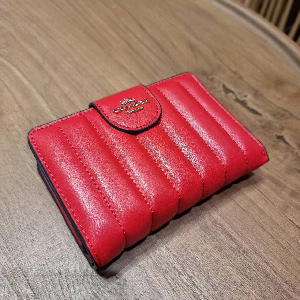 COACH C3454 MEDIUM CORNER ZIP WALLET ความหรูที่ซื้อได้!! กระเป๋าสตางค์ดีไซน์ใหม่ล่าสุด ออกแบบมาหรูดูดี ดีเทลลูกเล่นบุหนัง nappa นิ่มขึ้นเงาสวยมากๆ เปิด-ปิดใช้งานง่าย มีช่องซิปแยก มีช่องใส่บัตร ใส่ธนบัตรได้ทุกชนิด สะดวกใช้จริงๆใบนี้ สาวๆได้ไปใช้แล้วไม่อยาก