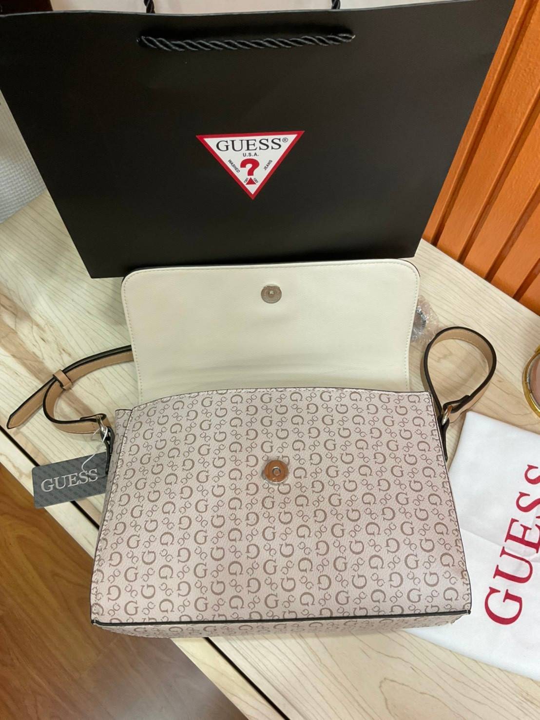 ของแท้ 💯% 】Guess Brit Crossbody Bag in Charcoal Signature Faux Leather and G Monogram Print with Black Leather Flap - Women's Sling Bag กระเป๋าสะพาย Crossbody ทรงเหลี่ยม รุ่นยอดนิยมอีกรุ่นหนึ่งของ Guess ตัวหนังคือดีงามทรงสวย หนังนิ่มน่าใช้มาก