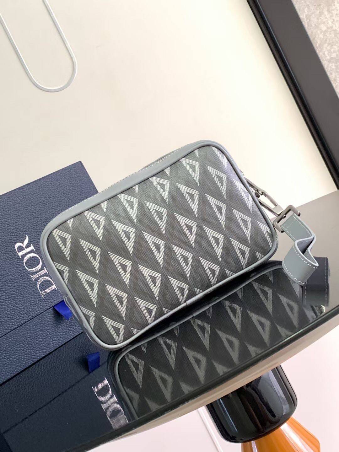 DIOR TOILETRY BAG Oblique Jacquard / Dior Toiletry Handbag พร้อมส่ง กระเป๋าถือมีสายคล้องมือ สวยหรูหราเป็นเอกลักษณ์แบรนด์ **สินค้าเกรดท็อปออริจินอล 1:1 สลับแท้ เกรดดีสุด ใช้งานต่างประเทศได้