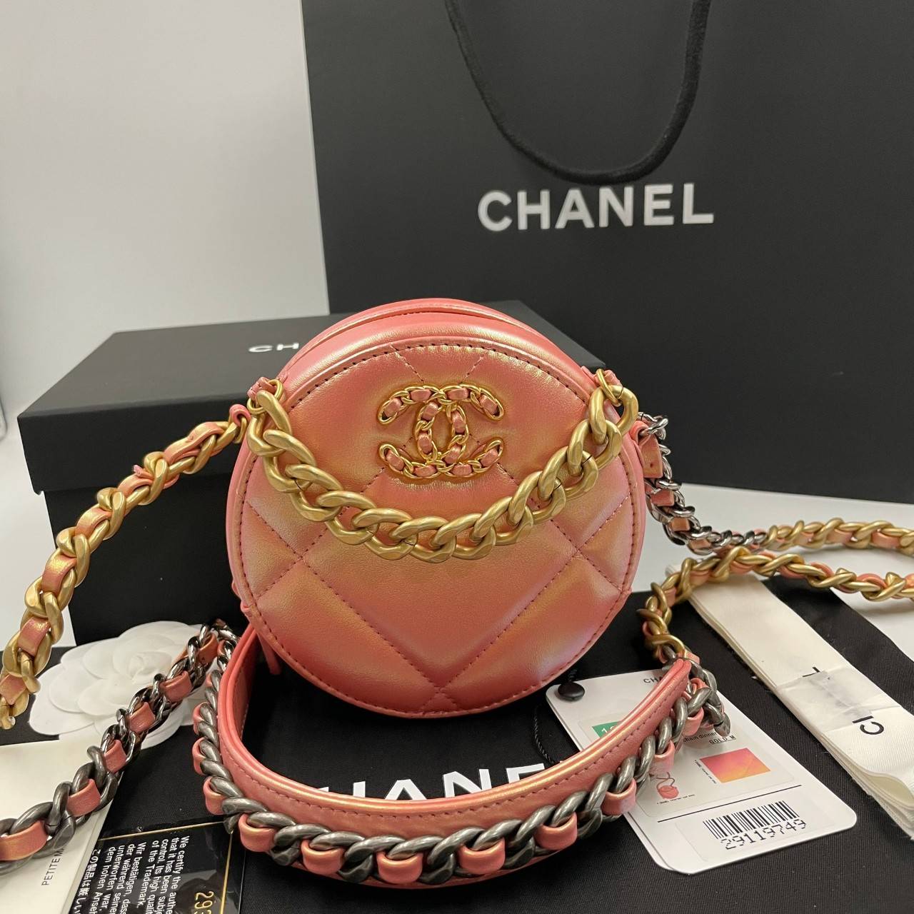 พรีเมี่ยมกิ๊ฟแท้ 100% 】CHANEL CLASSIC CLUTCH CHAIN BAG (GWP) รุ่นนี้มีความพิเศษไฮคลาสมากๆ หนังแท้ สายโซ่เงินทองสลับสี งานสวยเนี๊ยบมากๆ หนังมีความวาวเมทัลลิกทุกสี ให้สัมผัสดีน่ามอง หรูหราระดับเวิลคลาสมากค่ะ เป็นรุ่น World Class for Member Gift คุณภาพเกินรา