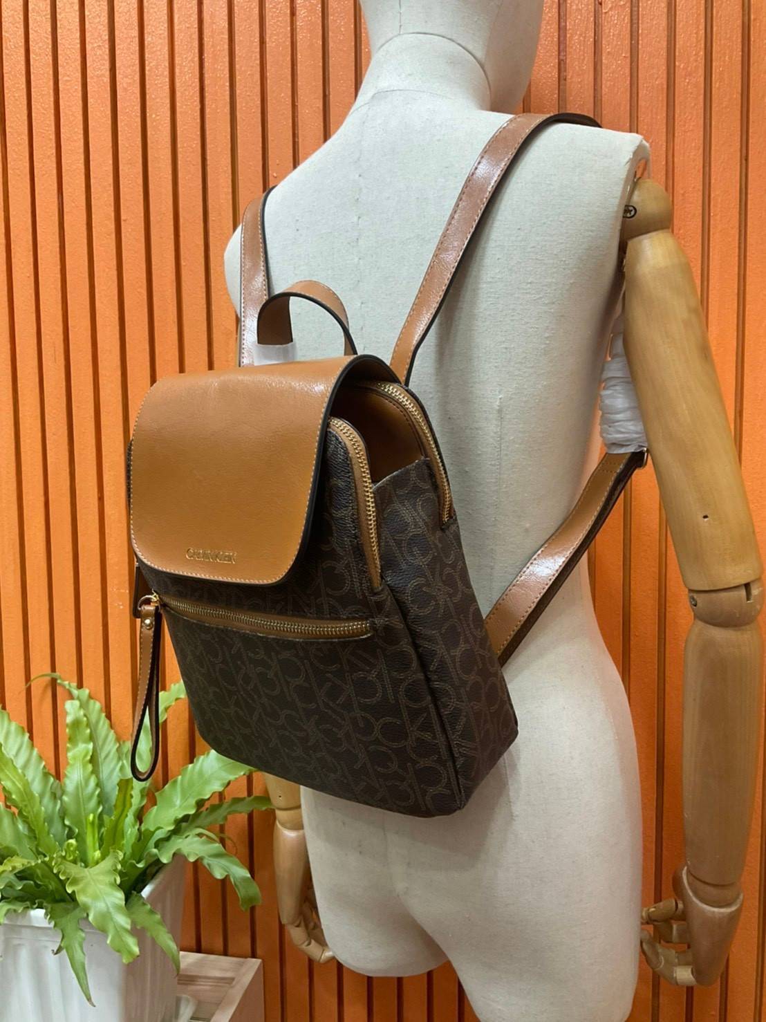 ของแท้ 💯% Elaine Calvin Klein Monogram Small Backpack 💕ของมันต้องมี สวยหรูดูแพงมาก สำหรับรุ่นนี้ และมีฟังชั่นช่องการใช้งานที่มากที่สุด!!! 💕 กระเป๋าสะพายเป้รุ่นใหม่ชนช้อป รุ่นยอดนิยม