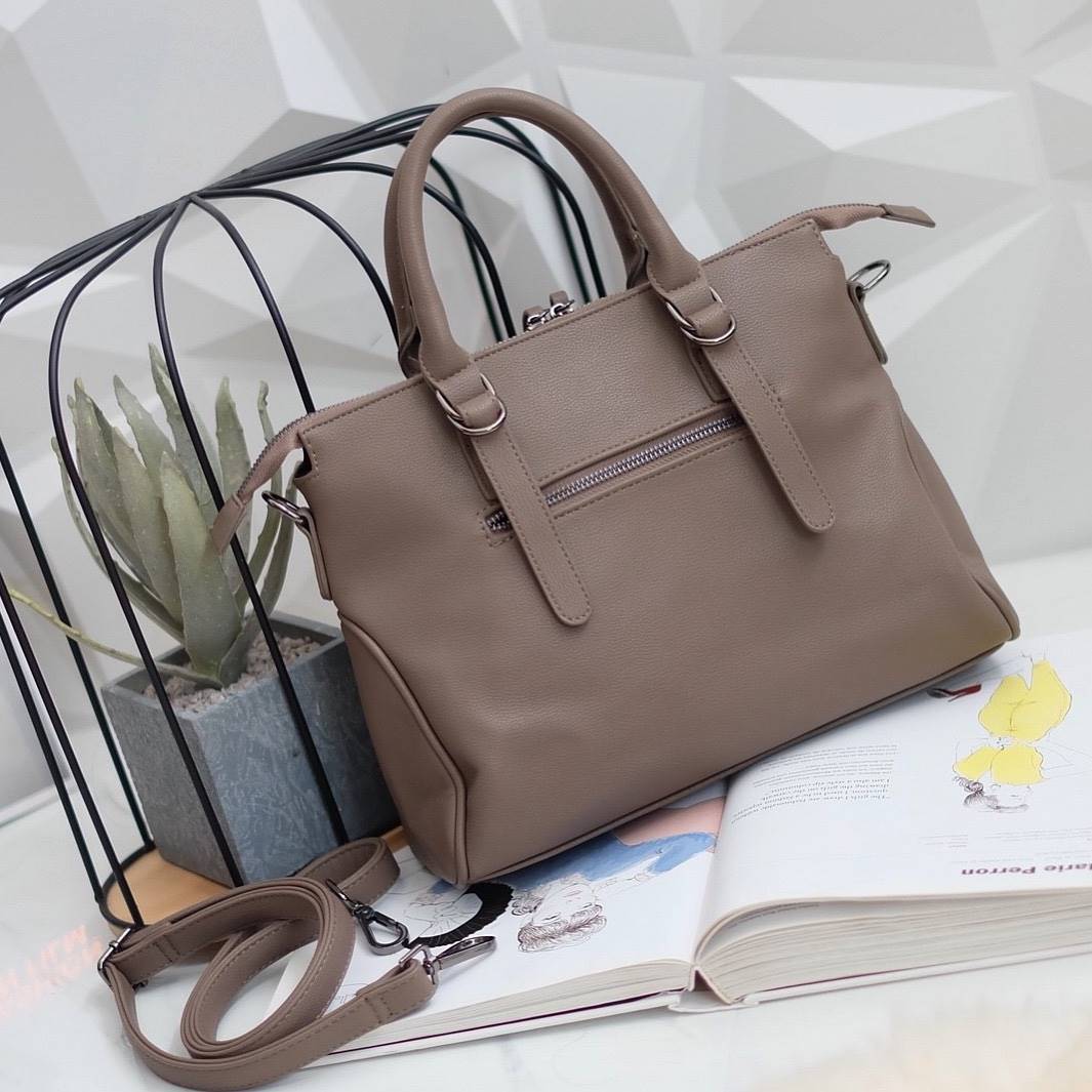 ทรงสวยขายดีมาก 👑จากแบรนด์ KEEP ทรง รุ่น Parish hand bag with cute taddy จุดเด่นที่ >หนังเนื้อดี นิ่มมาก >น้ำหนักเบา >ถือสะพายเข้าง่ายกับทุกชุด