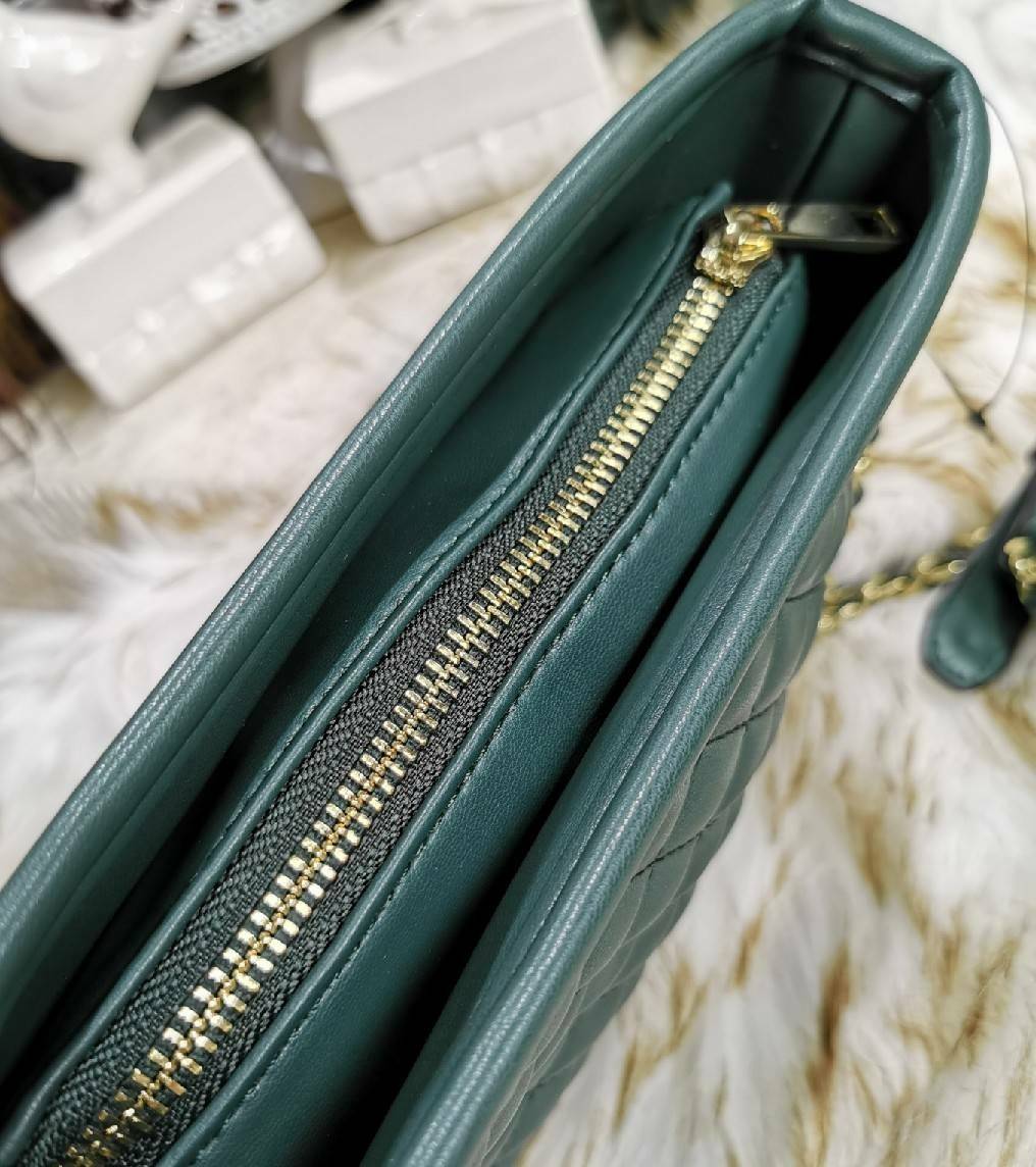 Guess Woman Factory Crossbody Bag กระเป๋าสะพายรุ่นใหม่ดีไซน์สวยหรูคลาสสิคจาก GUESS FACTORY วัสดุหนังเเกะสังเคราะห์เนื้อหนานิ่มลายตาราง เปิดปิดด้วยซิปสะดวกใช้ ด้านหน้ามีโลโก้ ภายในมีโลโก้ช่องใส่ของ และช่องซิป ใส่กระเป๋าสตางค์ใบยาว ของใช้ได้จุ มาพร้อมสายสะพ