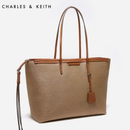 Charles & Keith Textured Tote Bag Original กระเป๋าสาน ทรงช้อปปิ้ง รุ่นนี้จัดว่าสวยหรู ด้านในกว้างมาก