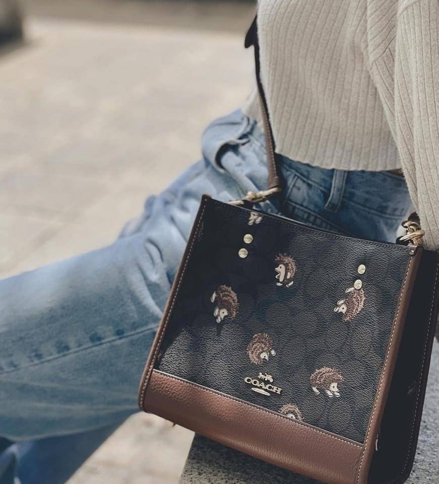 COACH DEMPSEY TOTE IN SIGNATURE CANVAS WITH HEDGEHOG PRINT 🦔 ((CC769)) เม่นเต้นรำ สวย น่ารัก มากๆค่ะ ใหม่กันต่อ ไปสวยกันให้สุดค่ะ! กับกระเป๋าทรงTOTE รุ่นใหม่ล่าสุด 🌟จุดเด่นของรุ่นนี้คือปริ้นท์ลายเม่นเต้นรำทั้งใบ น่ารักน่าเอ็นดูมากๆค่ะ เปิด