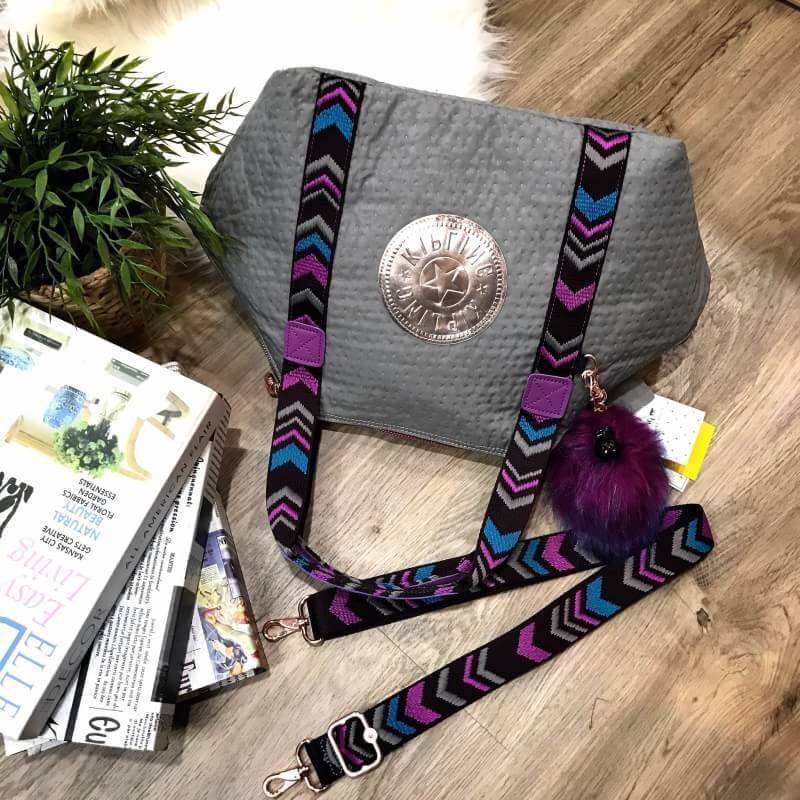 BEST SELLER! NEW! KIPLING ART TOTE BAG กระเป๋าถือหรือสะพายรุ่นใหม่ Special Limited Edition วัสดุ Nylon+Polyester 100% น้ำหนักเบาโดดเด่นที่สามารถรูดซิปมุมกระเป๋าเปลี่ยนทรงได้ไม่จำเจ มีหูหิ้วสะพายไหล่เเละสายยาว crossbody เลื่อนปรับระดับได้ มือจับหูหิ้วเป็นห