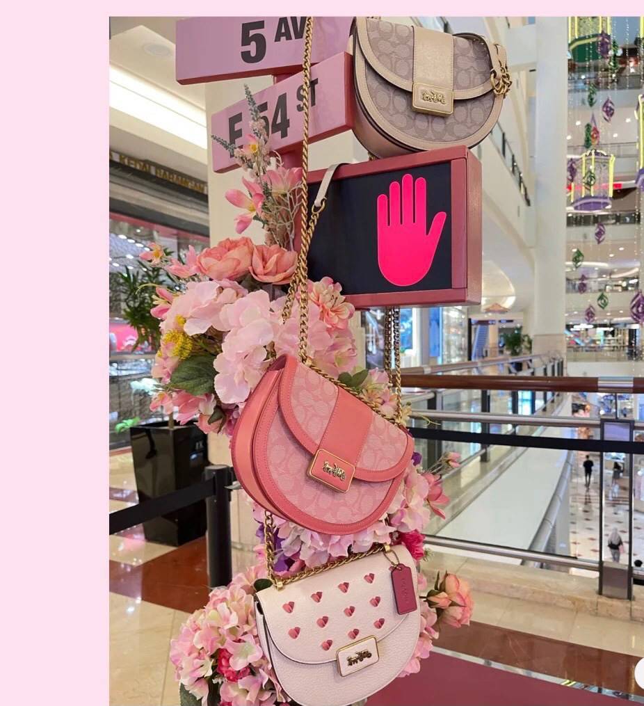 COACH ALIE SADDLE BAG JACQUARD IN SIGNATURE ((C4694//C3464)) พร้อมส่งที่ไทย รุ่นใหม่ล่าสุดค่ะ! กระเป๋าสะพายข้าง//ครอสบอดี้ร์//หรือทบสายคู่สะพายไหล่ได้ค่ะ วัสดุJacquard+หนังแท้ ได้สวยงามลงตัวมากๆ เปิดปิดกระเป๋าแบบกดล็อค มีอะไหล่โลโก้แบรนด์โดดเด่นปนคลาสสิค