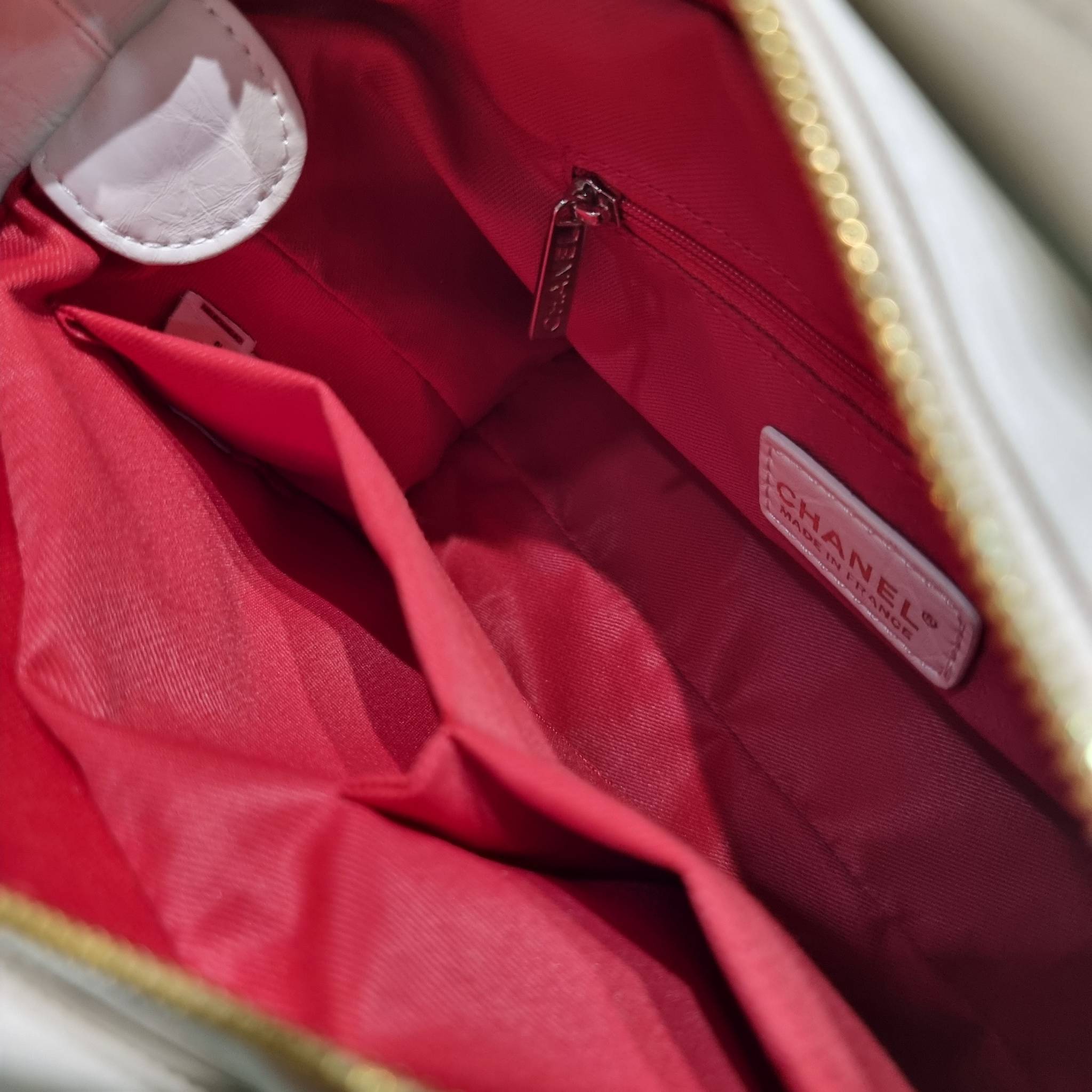 CHANEL Gabrielle Bag Medium สวยคลาสสิค No.1 ต้องยกให้ไอเท็มนี้เท่านั้น กับกระเป๋าสะพายซิกเนเจอร์ ดีไซน์ไม่เหมือนใคร เป็นเอกลักษณ์ ใช้งานได้หลากหลาย สะพายได้ไม่ซ้ำ