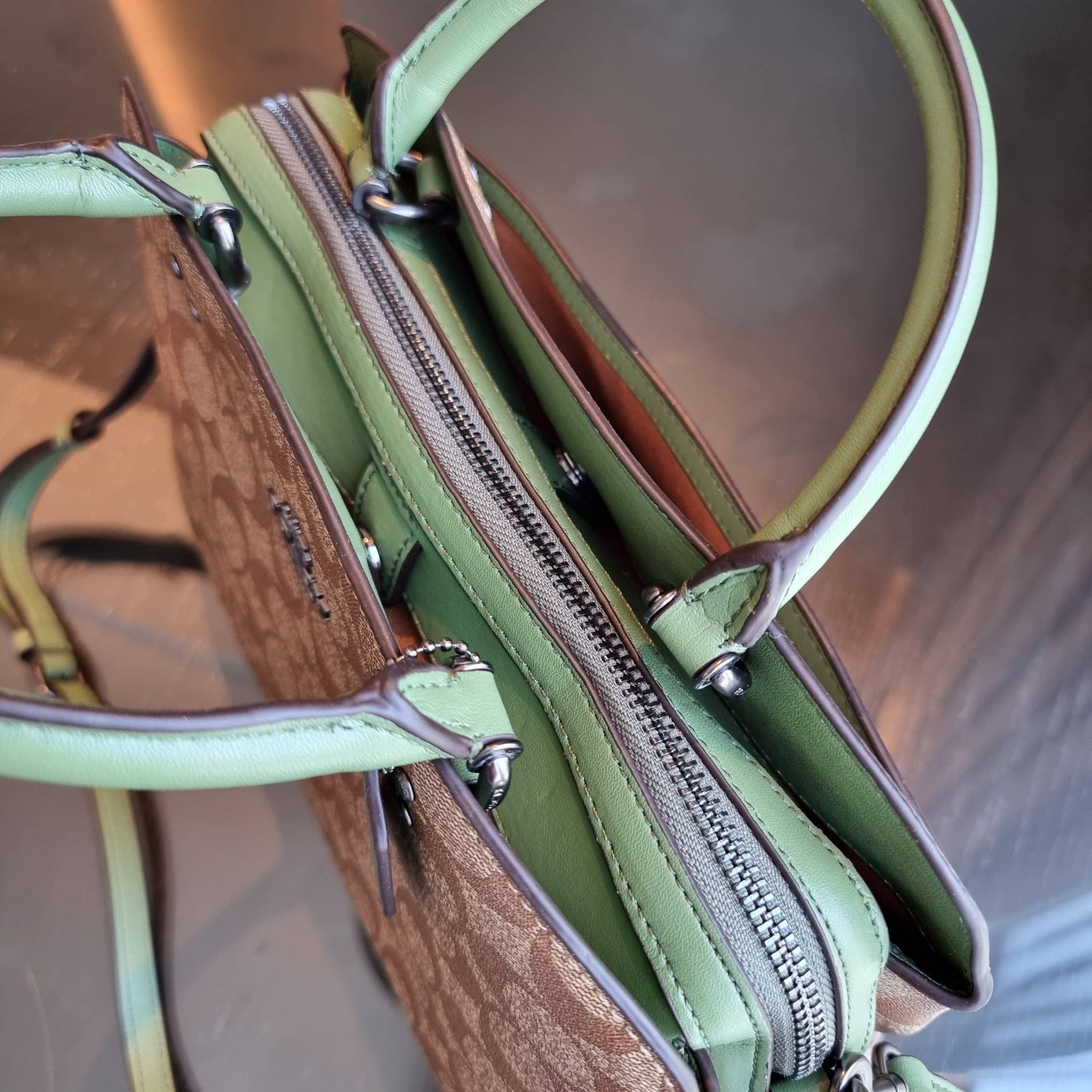 COACH F91495 LILLIE CARRYALL IN SIGNATURE CANVAS สีใหม่ล่าสุด กับรุ่นที่สุดของความขายดี รอบนี้ใบใหญ่จุใจ กระเป๋าสะพายทรงสวย ที่ดีไซน์ออกมาให้ใช้งานง่าย สะดวก สวย หรู ดูดี!! วัสดุหนังแคนวาสเคลือบลาย มาพร้อมสายสะพายข้างและหูจับในตัว ถอดออกถือคล้องแขนเก๋ๆ หร