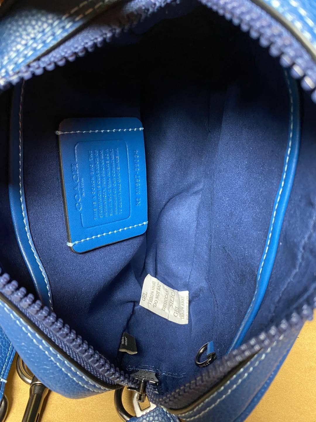 COACH ACADEMY CROSSBODY WITH HORSE AND CARRIAGE PRINT (COACH 89084) ผ้าใบเคลือบพิมพ์ลายและหนังกรวดขัดเงา ภายในกระเป๋ามัลติฟังก์ชั่น| ปิดด้วยซิป ซับในผ้า ด้านนอกมีซิปและกระเป๋าสลิป สายสะพายถอดได้