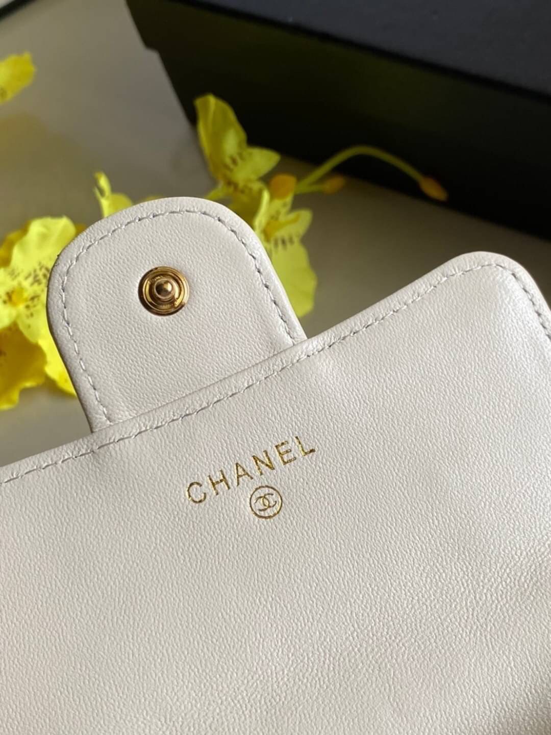 หนังแท้ VIP GIFT CHANEL MINI BLACK BAG รุ่นยอดนิยมไอเท็มฮิตวัสดุหนังแท้เรียบสวยคลาสสิคเปิดปิดด้วยฝาปิดกระดุมด้านหน้ามีโลโก้แบรนด์อะไหล่ทองสวยหรูดูดีมากกกก มาพร้อมสายโซ่ทองร้อยหนังจะสะพายไหล่ หรือ Crossbody ก็ดูดี ภายในโล่งกว้าง ตัวจริงสวยน่าใช้ Chanel min