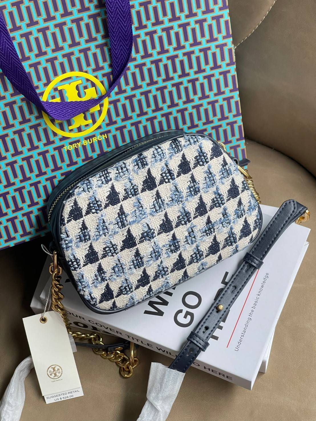 Tory burch kira chevron tweed small camera bag สาว ๆ ลุคคุณหนูไม่ควรพลาด Collection นี้เลยนะคะ เพราะ Kira Chevron เป็นรุ่นที่ตอบโจทย์และครองใจสาว ๆ ได้อย่างแท้จริง ลวดลายบนกระเป๋าแบบกราฟฟิคมีเท็กเจอร์ ทำให้กระเป๋าดูมีราคามากยิ่งขึ้น มาพร้อมกับโลโก้ Double