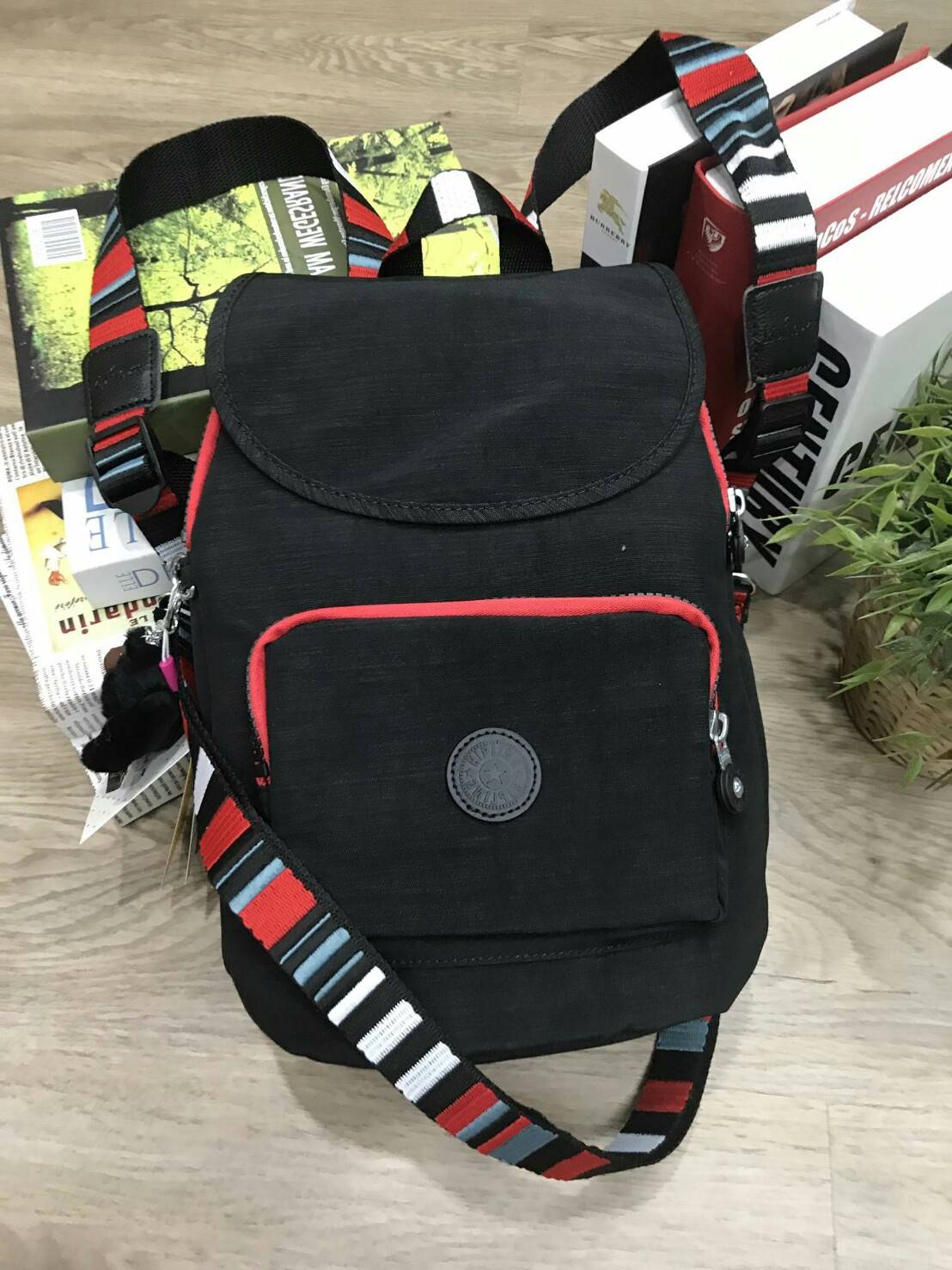 KIPLING ART 2WAY BACKPACK NEW ARRIVAL! กระเป๋าสะพายเป้สไตล์ลำลองรุ่นใหม่ วัสดุ Nylon+Polyester 100% โดดเด่นที่สามารถสะพายได้หลายแบบ ทั้งแบบเป้ หรือใช้สายยาวสะพายไหล่ หรือจะ Crossbody ก็ได้ค่ะ หูหิ้วเเละสายสะพายลวดลายสวย มีช่อง ซิปใส่ของด้านหน้า มีช่องใส่ข