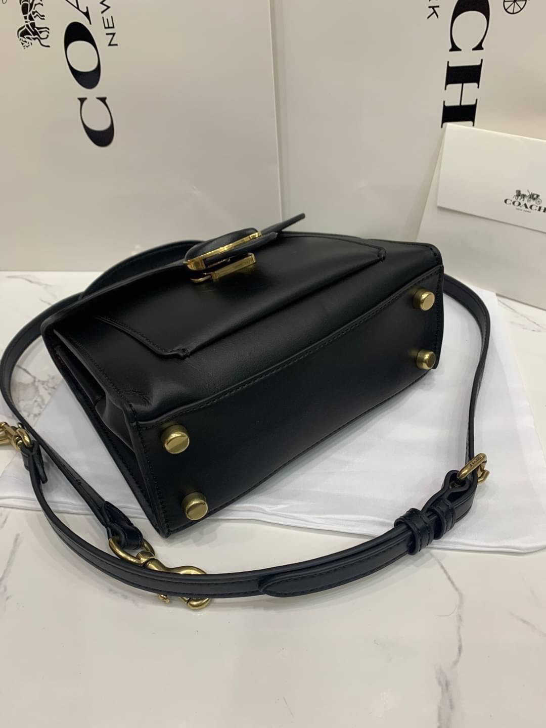 COACH TABBY TOP HANDLE 20 พร้อมส่งที่ไทยค่ะ! กระเป๋าหิ้ว//สะพายข้างได้ หนังแท้อย่างดี กหนึ่งใบทำหนังสองลายได้อย่างสวยงาม พร้อมโลโก้รุ่นใหม่ล่าสุดดูดีมากๆค่ะ เปิดปิดกระเป๋าแบบกดล็อค ภายในมีช่องหลักสองช่อง ใส่มือถือได้ทุกรุ่น;กระเป๋าเงินใบกลางได้;ของจำเป็นจ