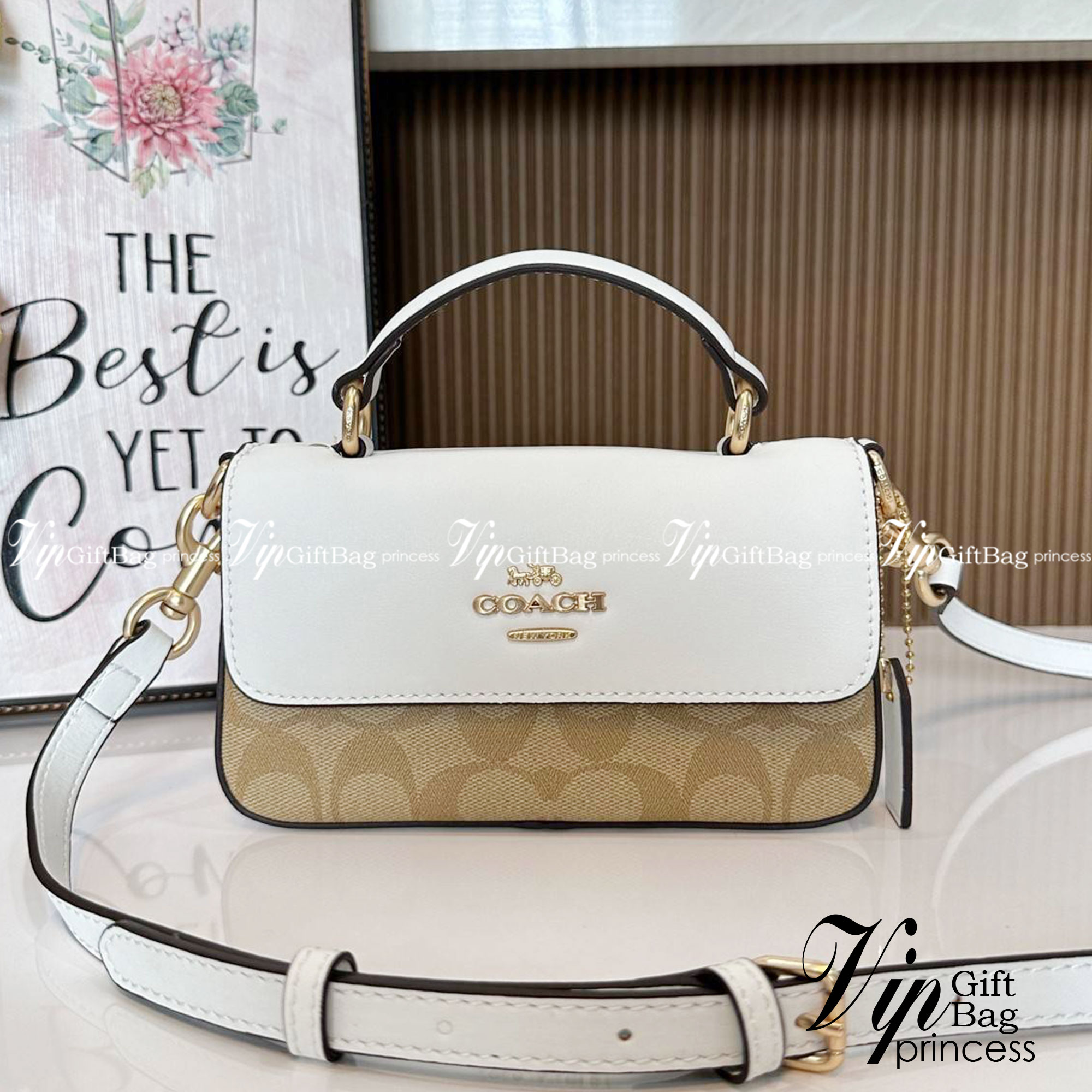 Coach Mini Josie Top Handle Crossbody In Blocked Signature Canvas (cc340) ใหม่ล่าสุด กระเป๋าสะพายหรือถือใบเล็กกระทัดรัด วัสดุหนังตัดขอบหนังแท้ ภายในช่องโล่งกว้างสามารถใส่โทรศัพท์ iPhonePro max ได้ มีช่องใส่บัตรเครดิต 2 ช่อง เปิดปิดด้วนกระดุมแป๊ก ซับในผ้า 