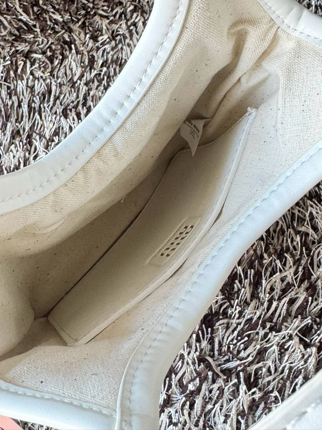 MIU MIU IVY leather handbag / Miu Miu ivy mini tote กระเป๋าสไตล์คลาสสิก มาในดีไซน์เรียบแต่โก้ ให้ลุคที่ดูเท่มั่นใจ สามารถถือและสะพายได้ จุดเด่น ที่โลโก้หนังตัวนูน ที่เสริมให้กระเป๋าดูแฟชั่นและทันสมัย