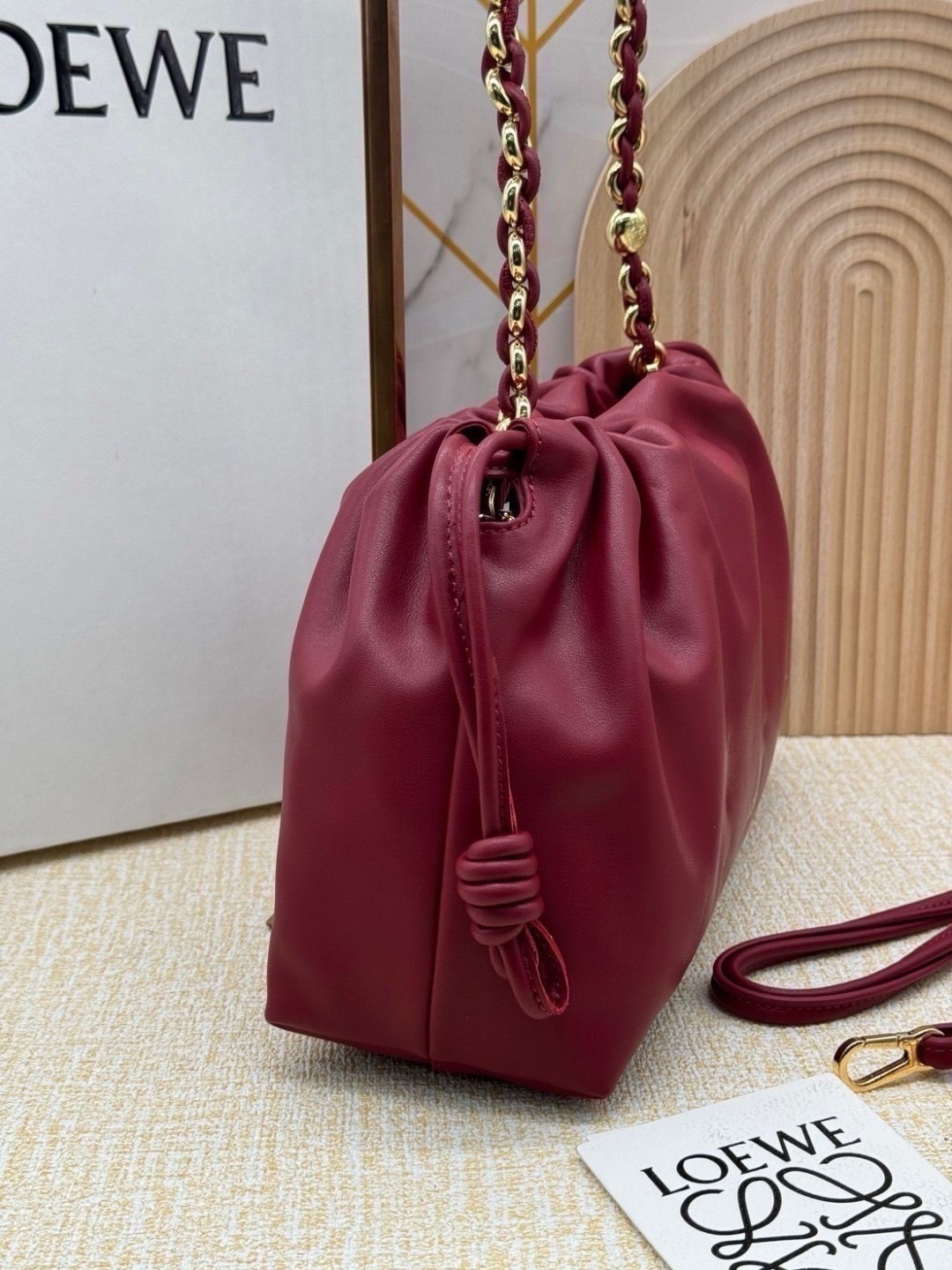 ORI หนังแท้ | Medium Loewe Flamenco purse in mellow nappa leather 30cm กระเป๋าสะพายทรงคลัช เรียบหรูดูแพง เรียบง่ายใช้งานสะดวก หนังแนปป้าให้สัมผัสนุ่มสบายผิว มาพร้อมสายสะพายร้อยห่วงหรูหรา