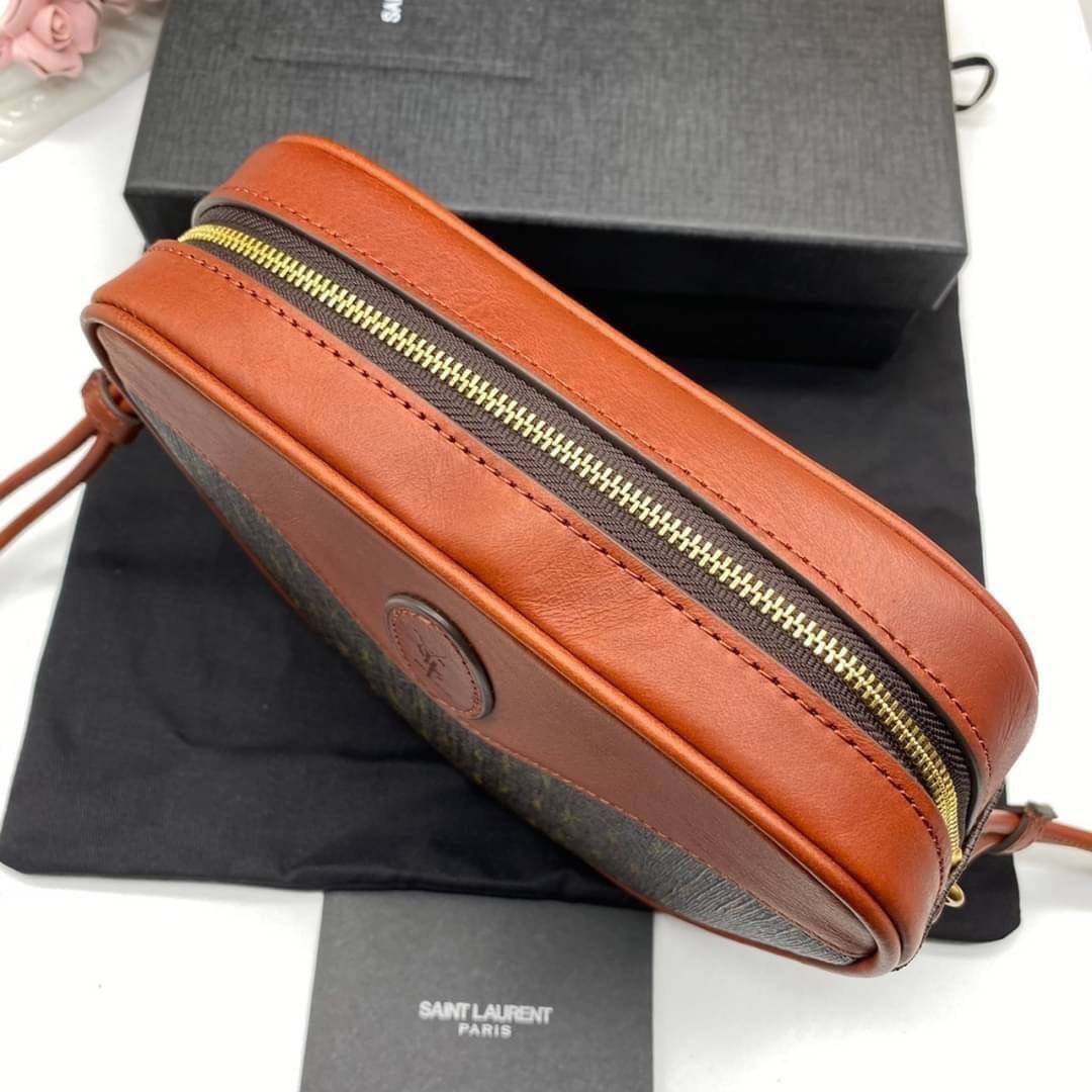 ORI SAINT LAURENT Leather-Trimmed Monogrammed Coated-Canvas Messenger Bag / YSL Messenger Bag เกรดออริจินอล หนังแท้ ใช้งานต่างประเทศได้ ภาพถ่ายจากงานขายจริง กระเป๋าสะพายสไตล์วินเทจ งานหนังแท้สวย โทนสีผู้ดีมากค่ะ ภายในโล่งจะสะพายไหล่ CROSSBODY ก็ดูดี สินค้