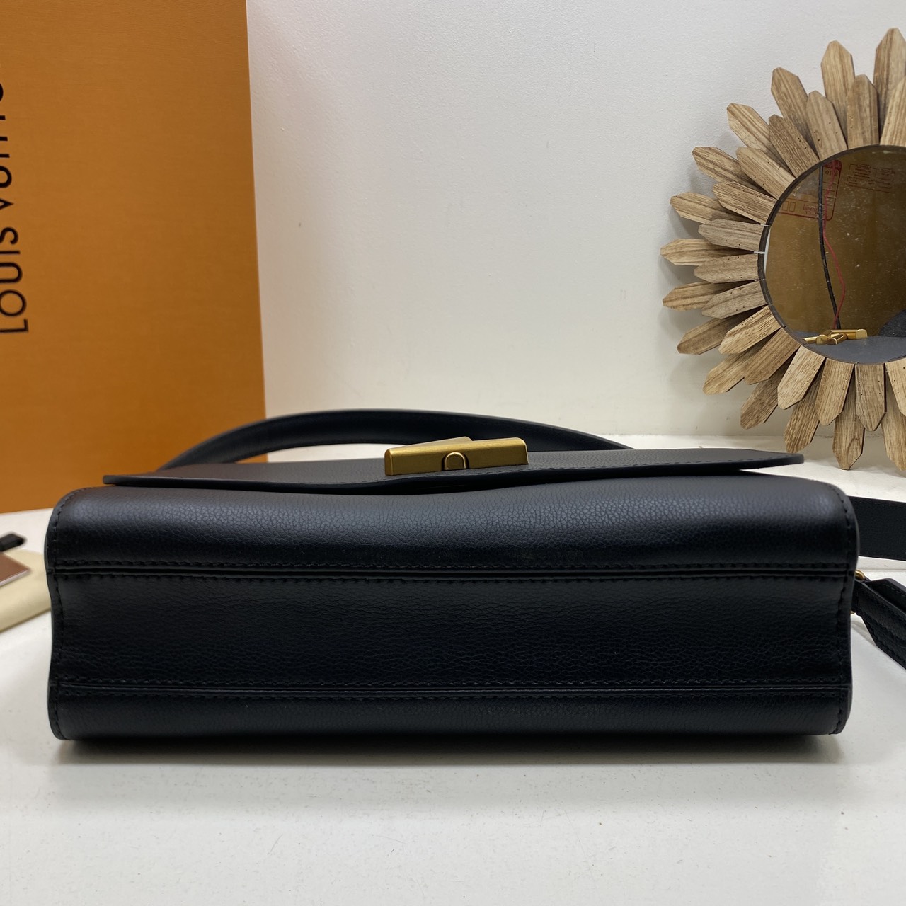 TOP ORI หนังแท้ | เกรดดีสุด LV Soft Twist Handbag กระเป๋าถือสุดไอคอนิก ถือเป็นกระเป๋าคู่ใจที่สมบูรณ์แบบสำหรับทุกวัน