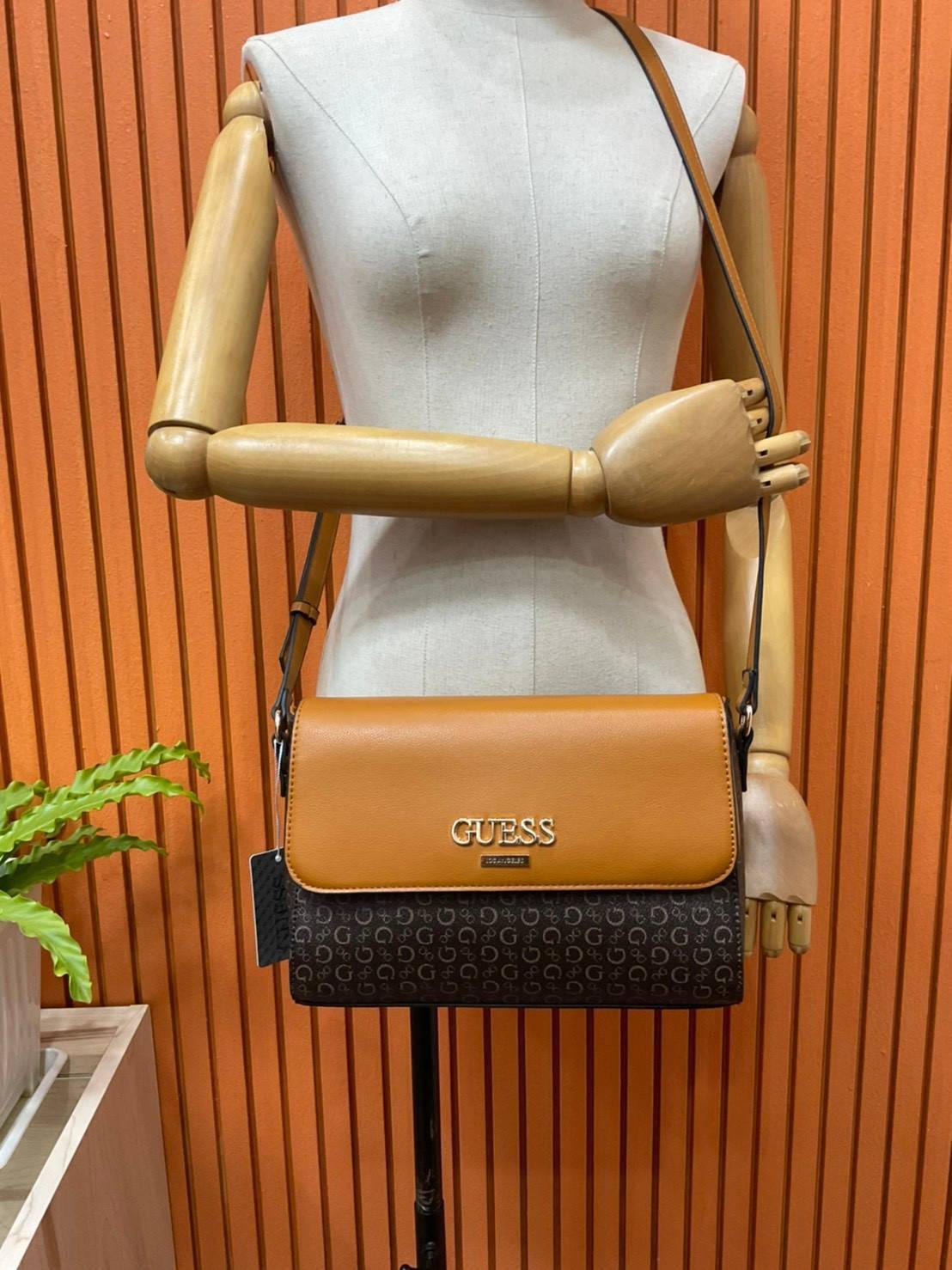 ของแท้ 💯% 】Guess Brit Crossbody Bag in Charcoal Signature Faux Leather and G Monogram Print with Black Leather Flap - Women's Sling Bag กระเป๋าสะพาย Crossbody ทรงเหลี่ยม รุ่นยอดนิยมอีกรุ่นหนึ่งของ Guess ตัวหนังคือดีงามทรงสวย หนังนิ่มน่าใช้มาก