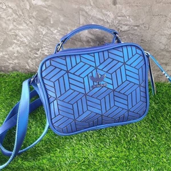 adidas 3D airline shoulder bag ทรงสปอร์ต รุ่นนี้มาใหม่ไฉไลกว่าเดิม แบบลาย 3D ใหม่สวยๆ ด้านหน้าติดโลโก้แบรนด์ บนพื้น 3D ด้านหลังพื้นเรียบมีช่องซิป รุ่นนี้มีที่จับสามารถถือได้หยิบใช้งานสะดวก เปิดปิดด้วยซิปอะไหล่ปั๊มแบรนด์ ด้านในเป็นช่องกว้าง มีช่องซิปด้านใน