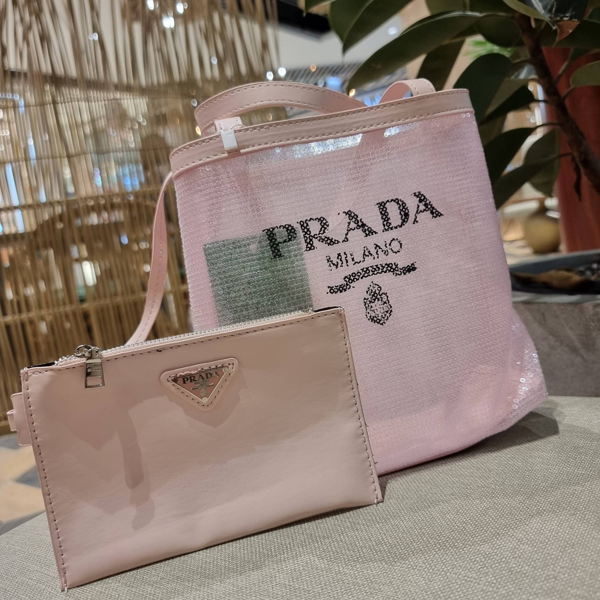 PRADA SMALL SEQUINED MESH TOTE BAG เอาใจสายแฟอีกครั้ง!! กระเป๋าทรงโท้ท ขนาดเล็ก ที่มีดีเทลฝีมือ ด้วยการเรียงร้อยแผ่นเลื่อมเป็นตาข่ายรอบใบ ตัดขอบด้วยหนังสังเคราะห์ พิเศษพร้อมใบลูกให้ด้วย ทรงใช้งานง่าย ภายในโล่งกว้าง ถือไปเรียน ไปเที่ยว ไปทำงาน พกพาง่ายสุดๆ