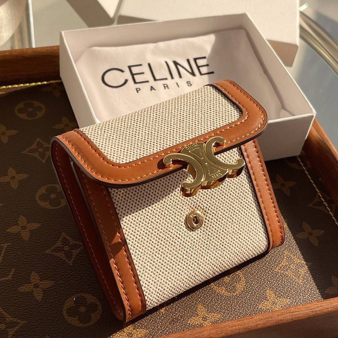 CELINE SHORT WALLET กระเป๋าสตางค์ซีลีนใบสั้น สวยหรูอยู่ทรงมีโลโก้ด้านหน้าเปิดปิดด้วยฝาพับกระดุมแม่เหล็ก ภายในมีช่องแบ่งหลายช่อง มีช่องใส่บัตรหลายช่อง มีช่องใส่เหรียญ ช่องใส่ธนบัตร ใส่แบงก์พันได้เยอะเหมือนกระเป๋าสตางค์ยาว ไอเท็มแนะนำพร้อมส่งที่ไทยในราคาสุด