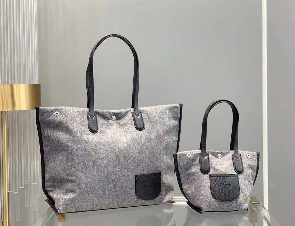 LONGCHAMP ROSEAU ESSENTIAL Shopping bag กระเป๋า Tote วัสดุผ้าขนสัตว์ ซับในผ้าฝ้ายที่จับด้านบนหนังวัว กระเป๋าสะพายใบนี้มีขนาดพอเหมาะ ดีไซน์หรูหรานี้สามารถสะพายไหล่หรือถือในมือก็ได้ นุ่มและน้ำหนักเบา