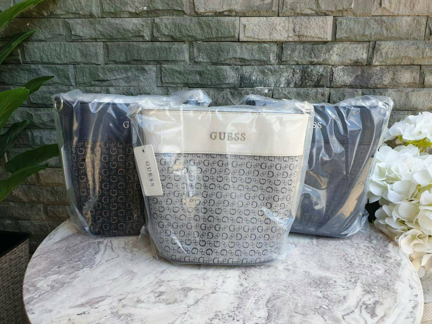 3สี Guess Bucket Bag กระเป๋ารุ่นใหม่ล่าสุด อวดไอเทมแสนเก๋กับกระเป๋าทรงถังสุดน่ารัก พิมพ์ลายรอบใบ วัสดุ Saffiano PU คุณภาพดี นิ่ม น้ำหนักเบา ด้านหน้าประดับด้วยโลโก้แบรนด์สวยโดดเด่น เปิดปิดด้วยเชือกหนังใช้หูรูดปลายเชือกประดับอะไหล่เงินสะดวกใช้ ด้านในโล่งกว้