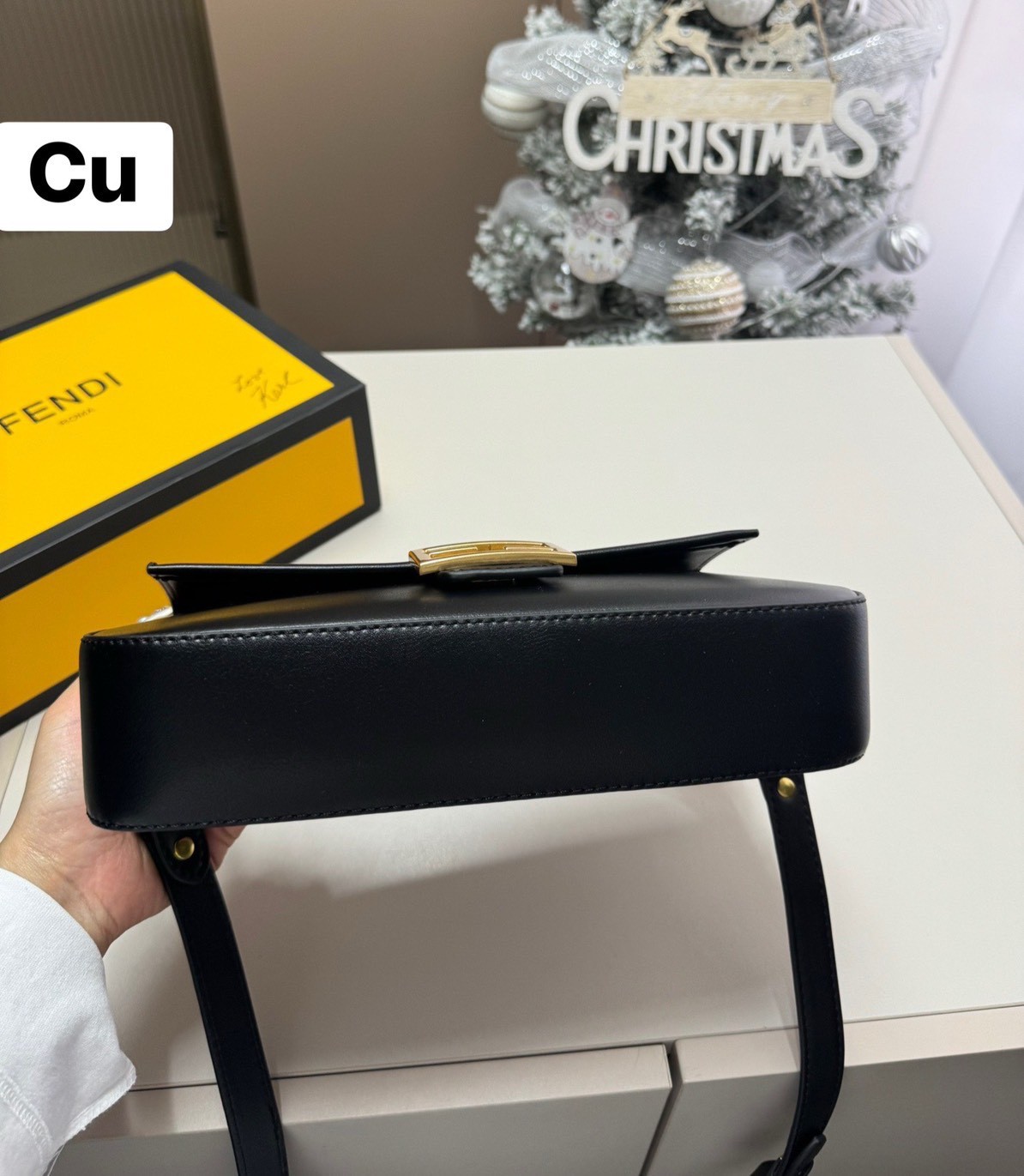 FENDI Baguette Leather Bag กระเป๋าสะพายทรงแบคเกตต์ หนังเรียบสวย อีกหนึ่งรุ่นใหม่ ปังไม่ไหวจ้าแม่!! เรียบหรูและคลาสสิคในตัว มาพร้อมสาย 2 แบบ สำหรับคล้องแขน และสายครอสบอดี้