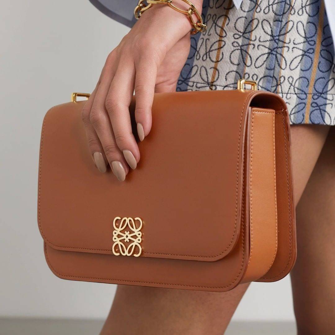 LOEWE CROSSBODYBAG VIP GIFT WITH PURCHASE (GWP) กระเป๋าสะพายพรีเมี่ยมกิ๊ฟ Limited Edition จากน้ำหอม LOEWE DUTY FREE วัสดุหนังแท้ Calf Leather หนังเรียบสวยอยู่ทรงดีไซน์สุดคลาสสิค เปิดปิดด้วยฝาปิดโลโก้แบรนด์อะไหล่ทองหรู ภายในมีช่องแบ่งหลายช่องแยกเป็นสัดส่วน