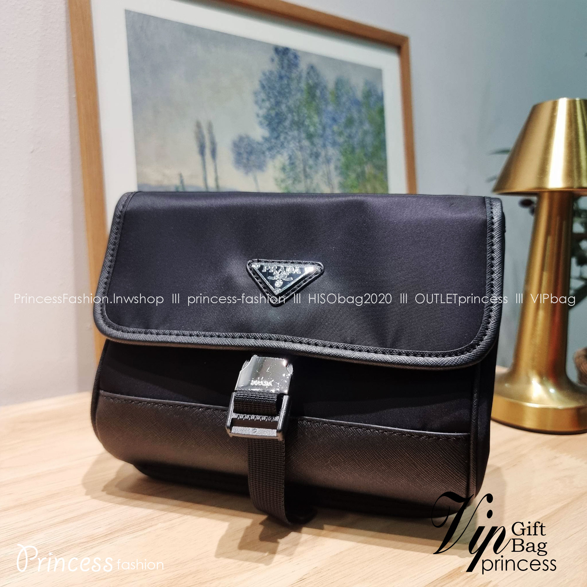PRADA RE-NYLON AND SAFFIANO LEATHER SMARTPHONE CASE / PRADA Messenger Bag กระเป๋าสะพายสปอร์ต ดีไซน์หรู เรียบง่าย ดูแพง น้ำหนักเบา สายสะพายถอดออกได้