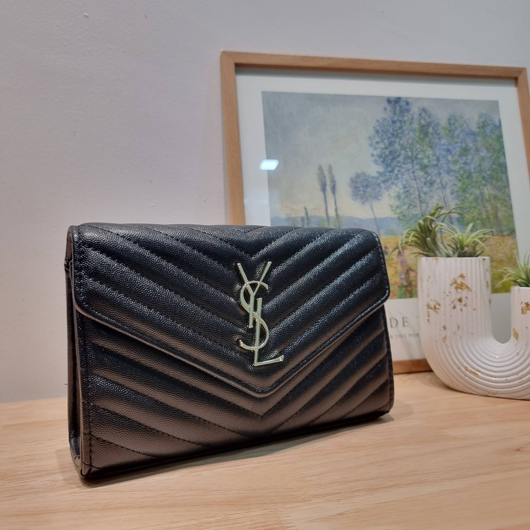 YSL WOC 9 ไม่เคยผิดหวังจริงๆ!! กับรุ่นที่สาวๆรู้กัน Yves Saint laurent clutch bag with chain กระเป๋าสะพายทรง woc สุดฮอต ดีไซน์เรียบหรู โดดเด่นด้วยโลโก้ด้านหน้า เพิ่มดีเทลความผู้ดี