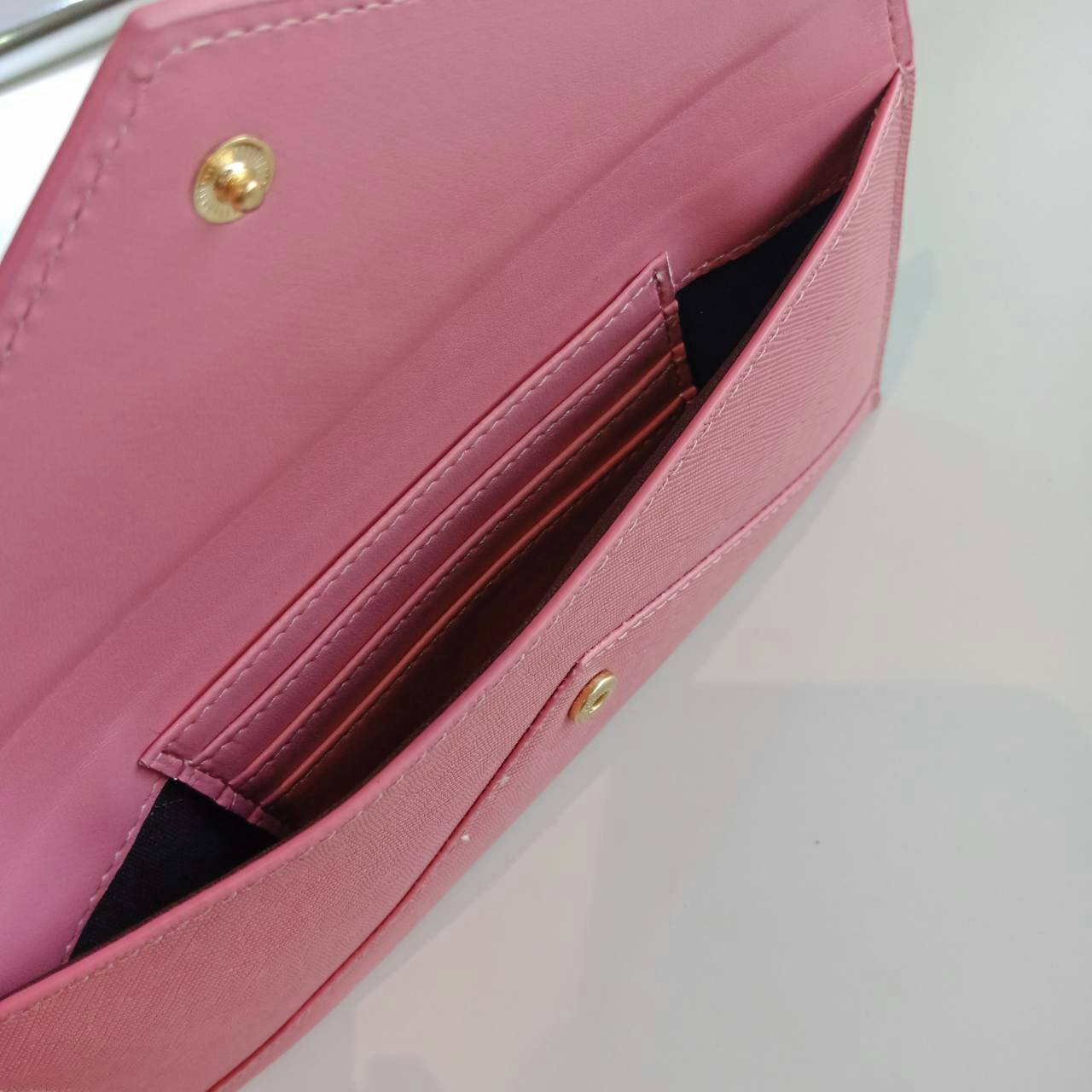 กระเป๋าสตางค์ยาว **ทรงหรู จากงานพรีเมี่ยมกิ้ฟ จากเคาเตอร์ต่างประเทศ จากแบรนด์ PRADA ลายหนัง saffiano ของแท้ 100% เปิดปิดฝาพับ มีช่องใหญ่1ช่อง ช่องใส่บัตร 3 ช่อง ใส่ได้ถึงแบงค์พัน หรือจะใส่มือถือได้ถึง Iphone+ และช่องซิปใส่ของจุกจิกด้านหลังน้ำหนักเบา จับถน