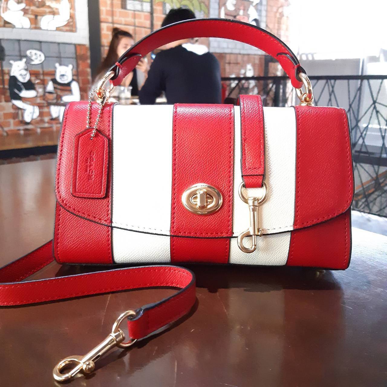 COACH TILLY SATCHEL 23 IN SIGNATURE CANVAS ((C1802//C1439/C1435)) กระเป๋า crossbody สวยหรู ขนาดใหม่ พร้อมสีมาใหม่!! ดีไซน์ย้อนยุค วัสดุหนังแคนวาสเคลือบลายสลับหนังแท้ มาพร้อมหูจับในตัว และสาย crossbody ปรับได้ตามตัว เปิด-ปิดด้วยตัวบิดล็อค ภายในโล่ง บุกำมะห