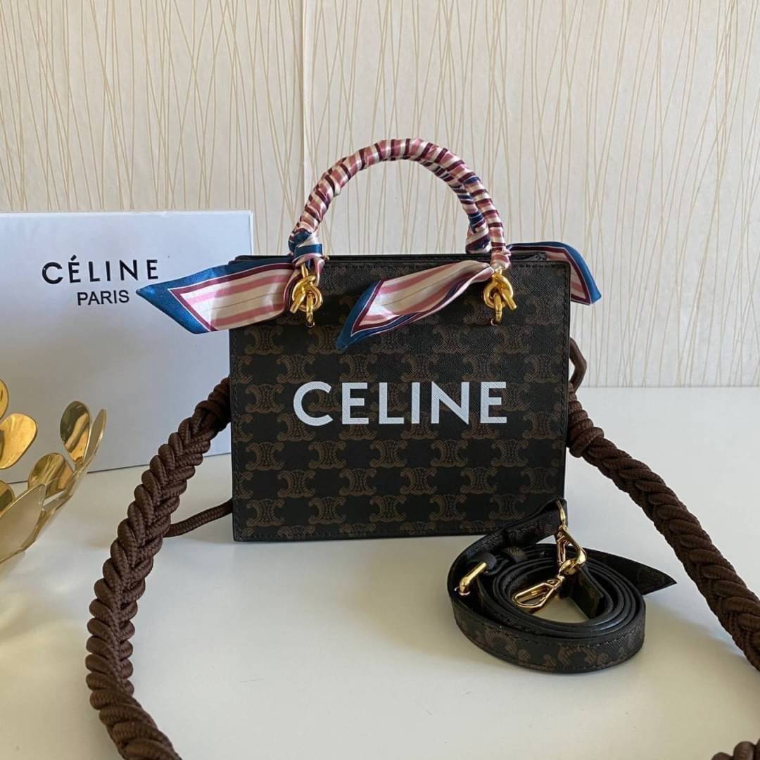CELINE Tote Bag / Celine Mini Vertical Cabas In Triomphe Canvas And Calfskin With Celine Print Tan พร้อมส่งที่ไทย!! ที่นี่ที่เดียว สวยน่ารักมากๆ ใช้งานดี ถือได้ สะพายได้ กระเป๋ารุ่นโท้ทที่ถามกันเยอะมาก บอกเลยน่ารักสุดๆ สายสะพายมีมาให้สองสาย สายหนัง สายเชื