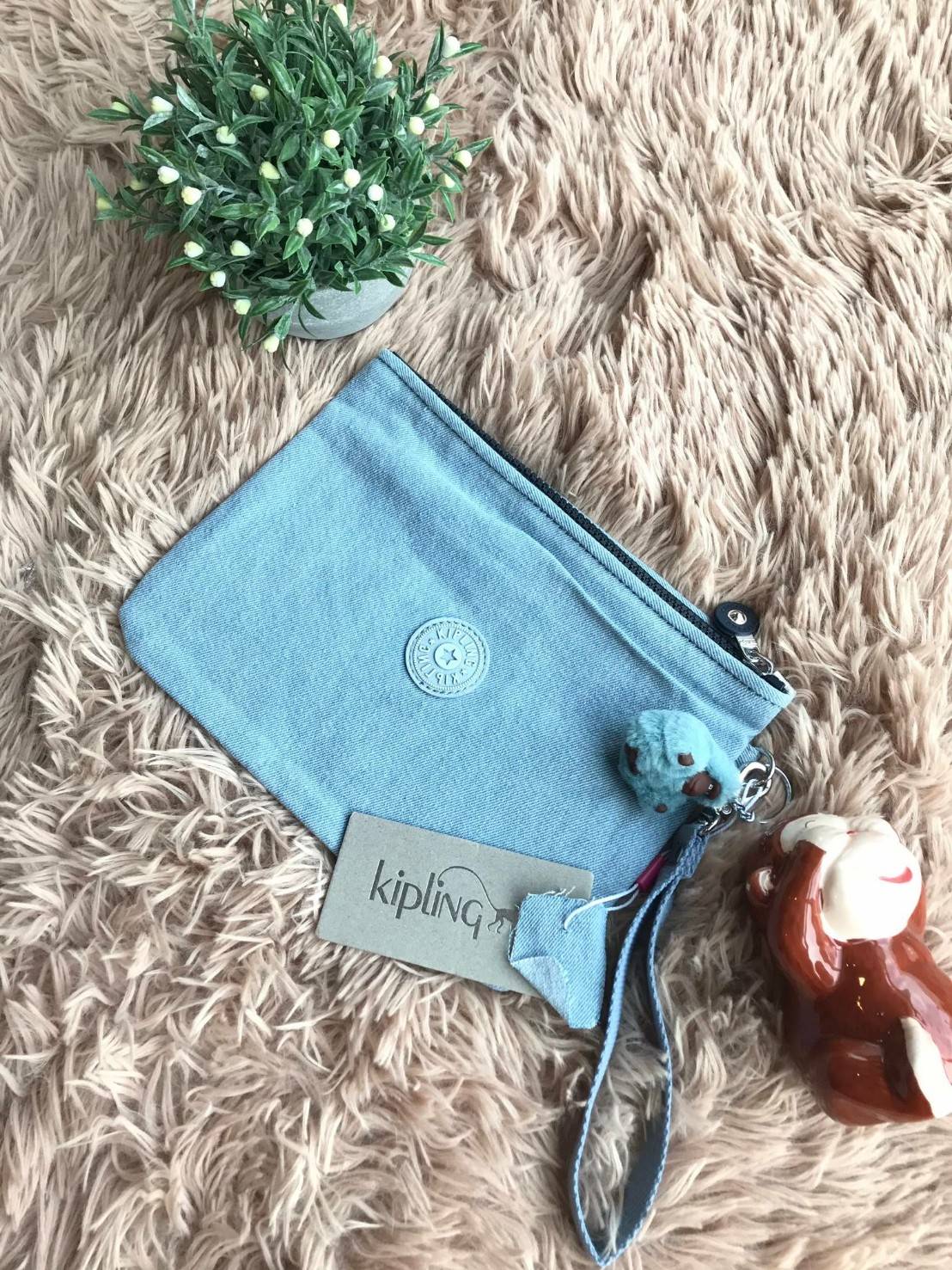 KIPLING ELLETRONICO DISNEY’s JUNGLE BOOK POUCH กระเป๋าคล้องมือทรงพอรช์จากการ์ตูนวอลท์ดิสนีย์ ที่วาดลวดลายลงบนกระเป๋า สำหรับใส่ของจุกจิก มือถือ กระเป๋าสตางค์ เครื่องสำอางค์ได้ มาพร้อมพวงกุญแจขนปุกปุย ภายในมีช่องเล็กแยกเป็นสัดส่วน สามารถคล้องมือถือเก๋ๆเลยคร