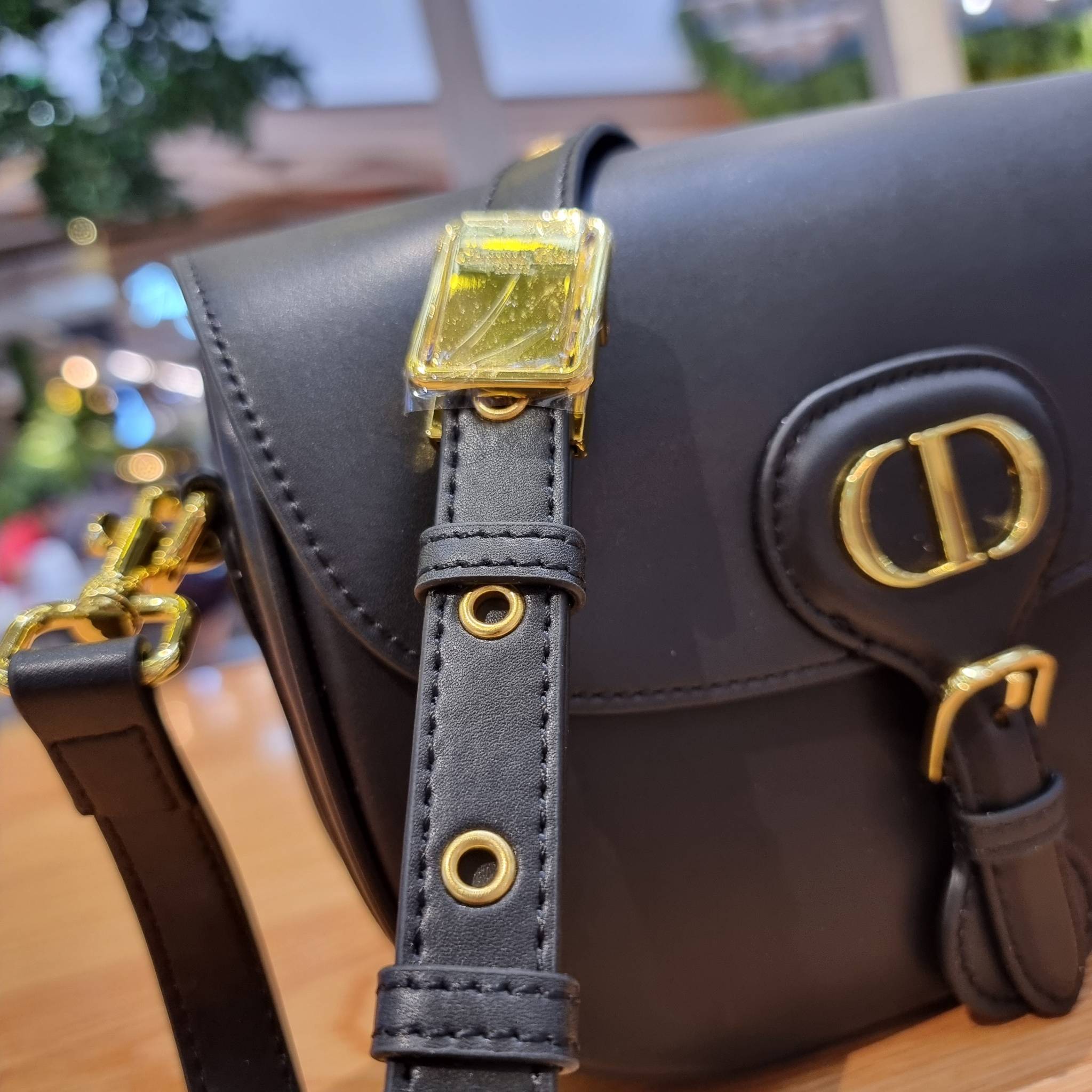 DIOR CD MEDIUM BOBBY BAG กระเป๋าสะพายข้างพรีเมี่ยมกิ๊ฟทรงสวย ดีไซน์ย้อนยุค เป็นเอกลักษณ์ไม่เหมือนใคร เปิด-ปิดด้วยกระดุมแม่เหล็ก ใช้งานง่าย อะไหล่ทองดูหรู ภายในเป็นช่องโล่ง มาพร้อมสายสะพาย crossbody ถอดออกได้ ปรับได้ จะถือเป็นคลัทช์ออกงานก็ได้ สะพายไปทำงาน