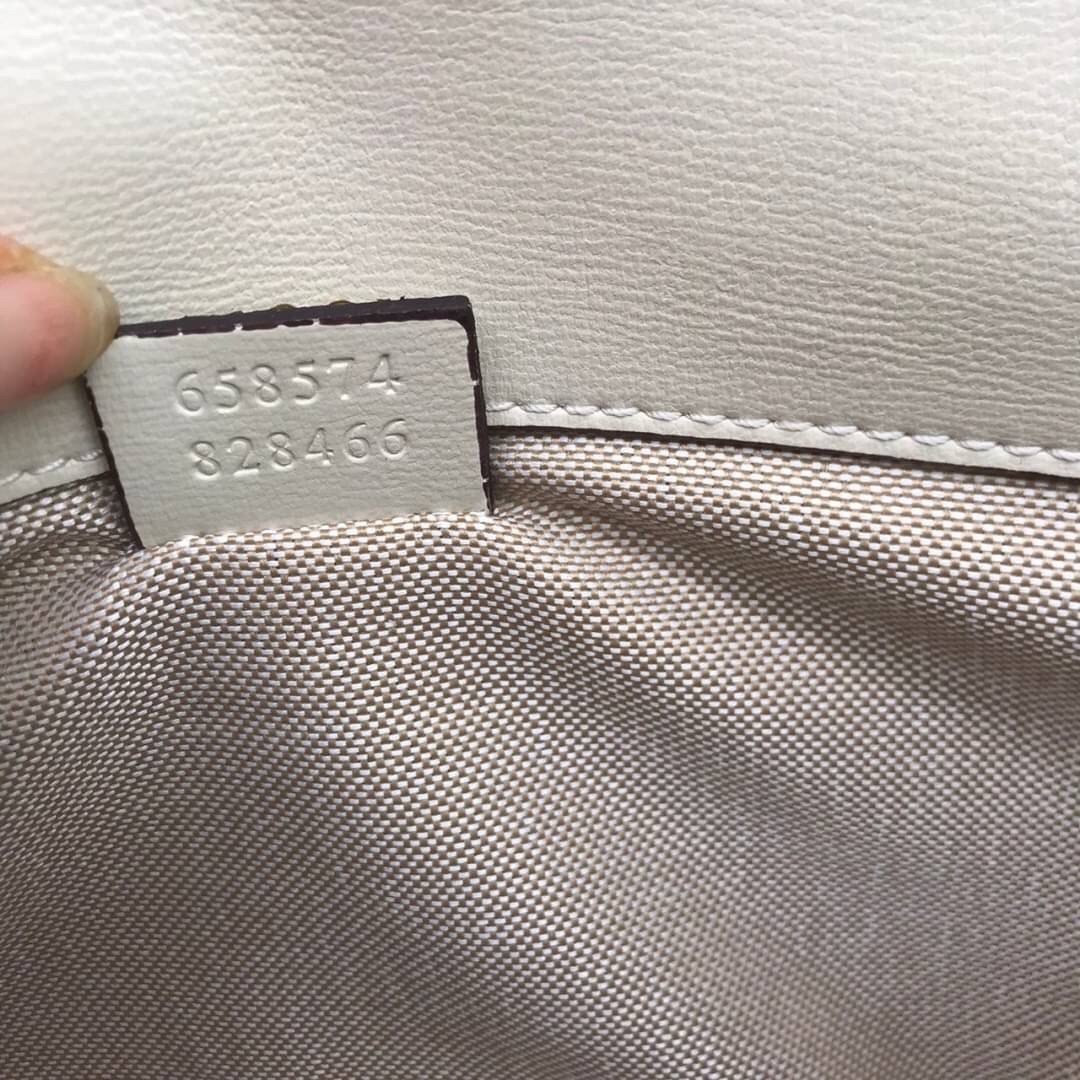 VIP GIFT 】หนังแท้ GUCCI Gucci Horsebit 1955 mini bag ที่สุดของรุ่นที่ฮอตหนักมาก คอลเลคชั่นที่ยอดขายดีตั้งแต่วันแรกที่ลง shop ด้วยรูปทรงที่กะทัดรัด ตอบโจทย์ได้ทุกลุค ทุกไลฟ์สไตล์ ใช้งานได้ง่ายคล่องตัว เรียกได้ว่าใครไม่มีได้ยังไง สวยขนาดนี้!!