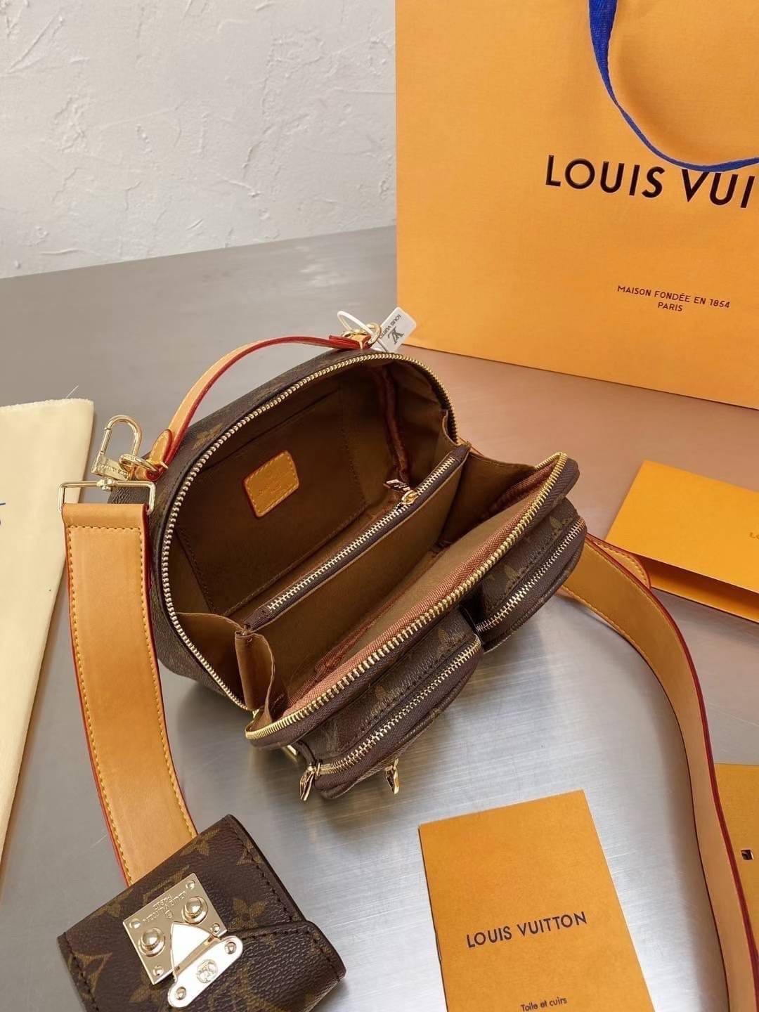 LV UTILITY CROSSBODY Crossbody Monogram bag ภาพถ่ายจากงานขายจริง ใช้งานต่างประเทศได้