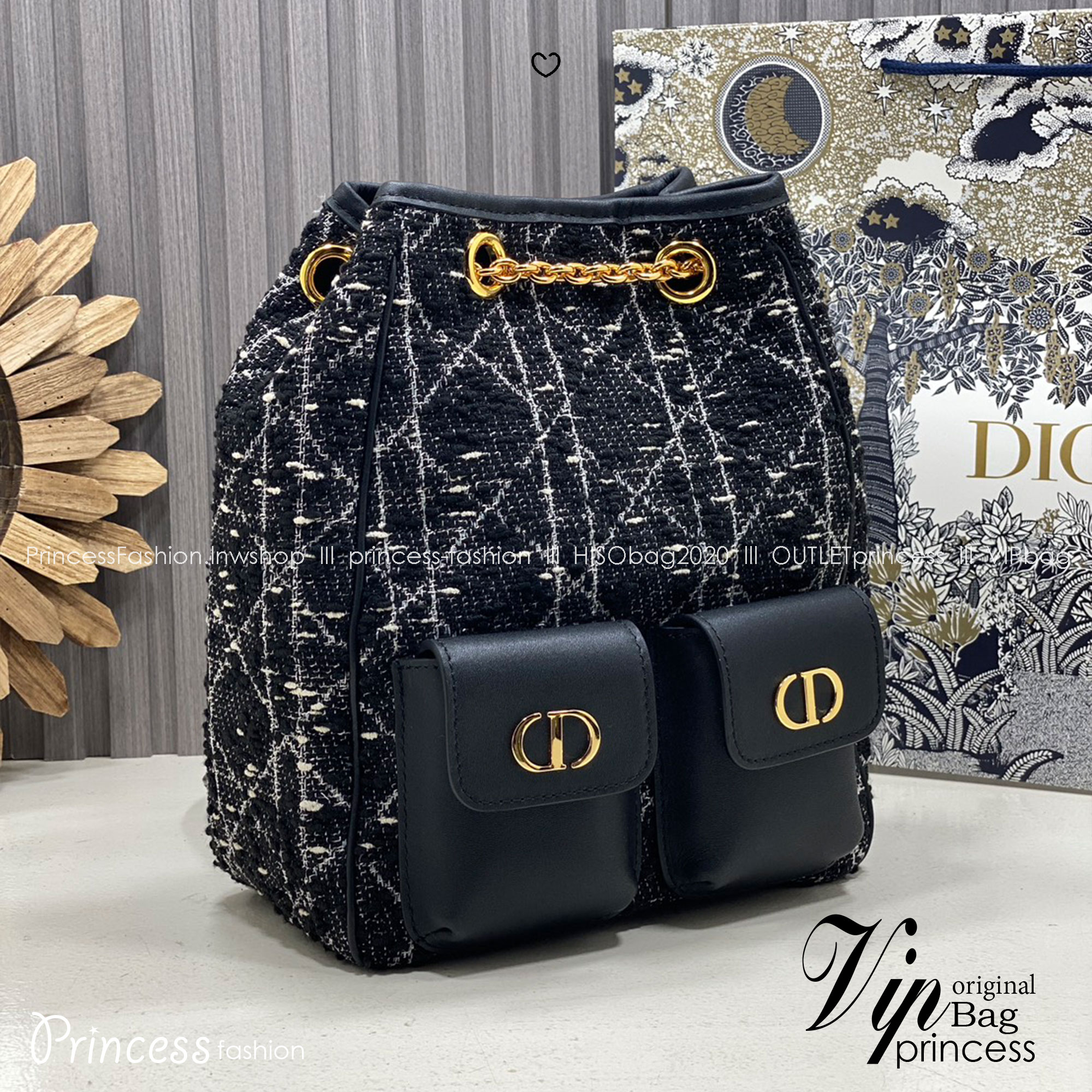 ORI หนังแท้ | Dior Caro Multicarry Bucket Backpack กระเป๋าเป้สะพายหลัง คอลใหม่ล่าสุด โดดเด่นด้วยผ้าทอทวีตโทนสีดำ พร้อมกระเป๋าเล็กคู่หน้า เปี่ยมไปด้วยสไตล์และความหรูหราตกแต่งด้วยโลโก้ CD โลหะสีทอง