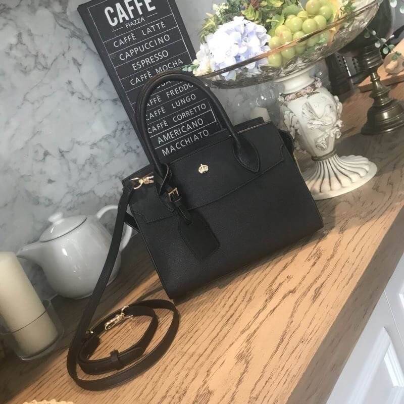 Keep Nova handbag กระเป๋าทรงสวยสุดคลาสสิคที่ทำมาจากหนัง saffiano ตัวกระเป๋าขนาดกำลังดีไม่เล็กไม่ใหญ่เกินไป หูจับยาว 3 ถึงหรือจะใช้สะพาย ท่ารำตัวได้มีสายยาวให้ปากกระเป๋าปิดด้วยซิปอย่างดี น้ำหนักเบาภายในกระเป๋ามีช่องเก็บของจุกจิกถึง 2 ด้าน อ้วนกระเป๋ามีหมุด