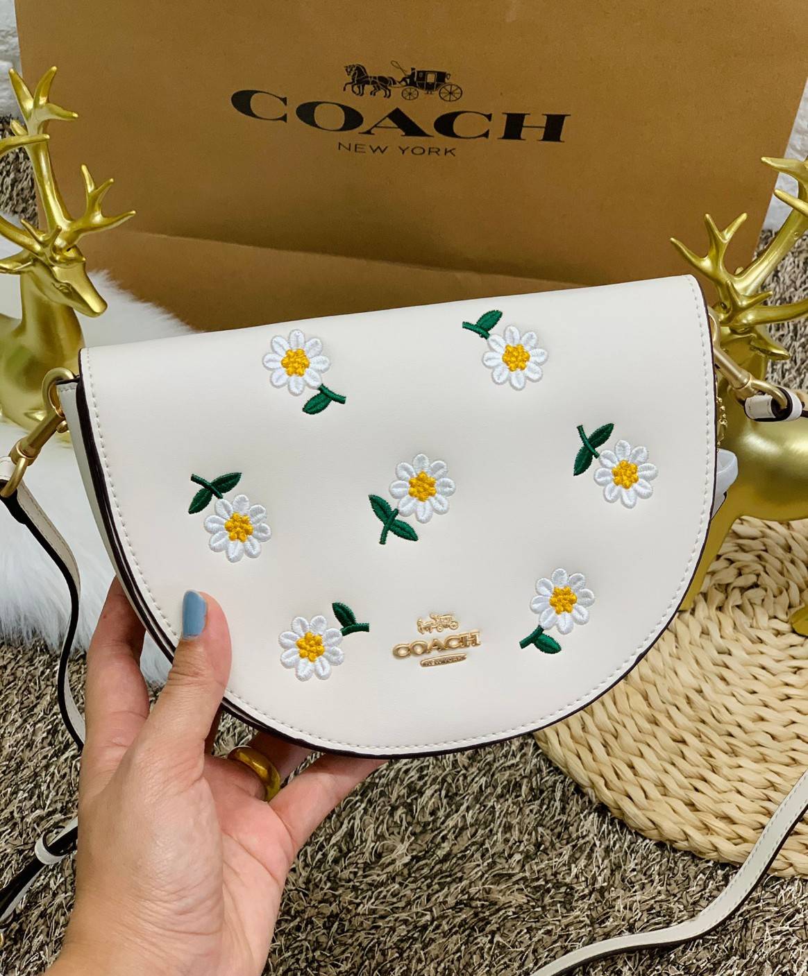 ใหม่ล่าสุด สวยก่อนใครแน่นอนค่า😘COACH ELLEN CROSSBODY WITH DAISY EMBROIDERY((C2863)) 💐พร้อมส่งจำนวนจำกัดค่ะ! กระเป๋าสะพายแบบครอสบอดี้ร์ หนังแท้นิ่มอย่างดีค่ะ 💐ด้านหน้าปักดอกซี่ความหมายดีๆ ละมุนสวยงามมากๆค่ะ เปิดปิดกระเป๋าแบบแม่เหล็ก