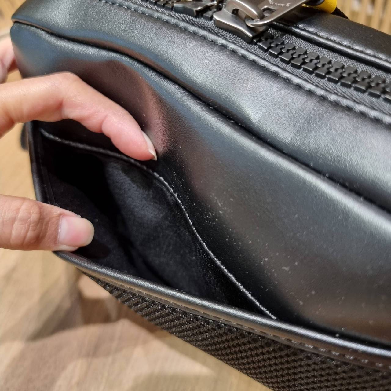 COACH EDGE CROSSBODY WITH CAMO PRINT ((2381, 2373)) ความเท่ never die!! กระเป๋าครอสบอดี้ทรงยอดฮิต ที่หนุ่มๆไม่ควรพลาด รูปทรงดีไซน์คลาสสิค ใช้งานง่าย วัสดุหนังแท้ตกแต่งตาข่ายพร้อมลายพริ้นท์ด้านหน้า สุดคูล!! ตัวกระเป๋ามีซิปหลัก และซิปด้านหน้า พร้อมช่องแยกด้