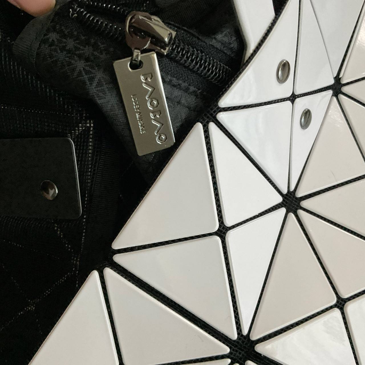 BAO BAO ISSEY MIYAKE TOTE BAG (6x6) กระเป๋าสะพายไหล่ ใบใหญ่ ทรงโท้ท จุดเด่นคือ ปรับได้หลายทรงตามเอกลักษณ์เฉพาะของแบรนด์นี้ ด้านในใส่ของได้เยอะมาก ใส่ไอแพด สมุดโน้ตได้สบายเลย พร้อมช่องซิปใส่ของให้อีกหนึ่งช่อง วัยทำงานหรือวัยนักศึกษา อย่างน้อยต้องมีแบรนด์นี