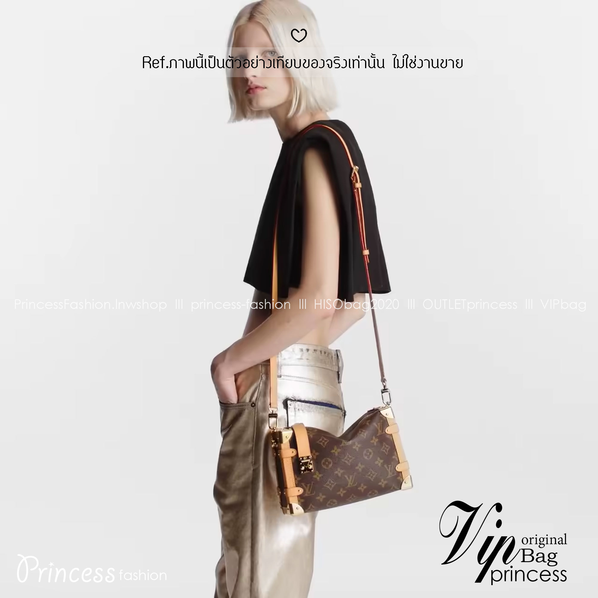 LV Side Trunk MM กระเป๋าสะพายทรงกล่องสุดไอคอนิค ทรงสวยมีเสน่ห์ โดดเด่นด้วยหมุดเข้ามุม ซิปเปิด-ปิดล็อคได้ ภายในเป็นช่องโล่ง มีสายสะพายคล้องแขน คล้องไหล่เก๋ๆ หรือสะพายข้างชิคๆ พร้อมตอบรับได้ทุกลุค ทุกสไตล์ไปเลยจ้า
