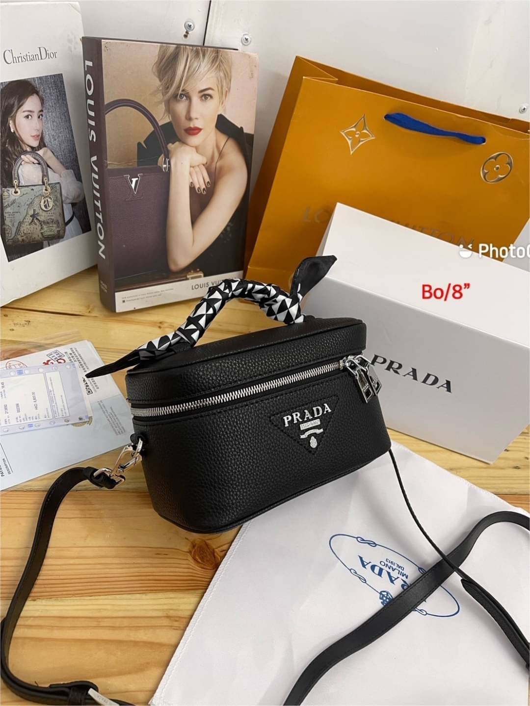 PRADA BOX Leather Shoulder Bag กระเป๋าทรงกล่อง ดีไซน์ยูนีค ไม่ซ้ำ สวยมีสไตล์ มีหูจับในตัว และสายสะพายข้างมาให้ ภายในเป็นช่องโล่ง จัดไปเท่ก่อนใครได้เลย